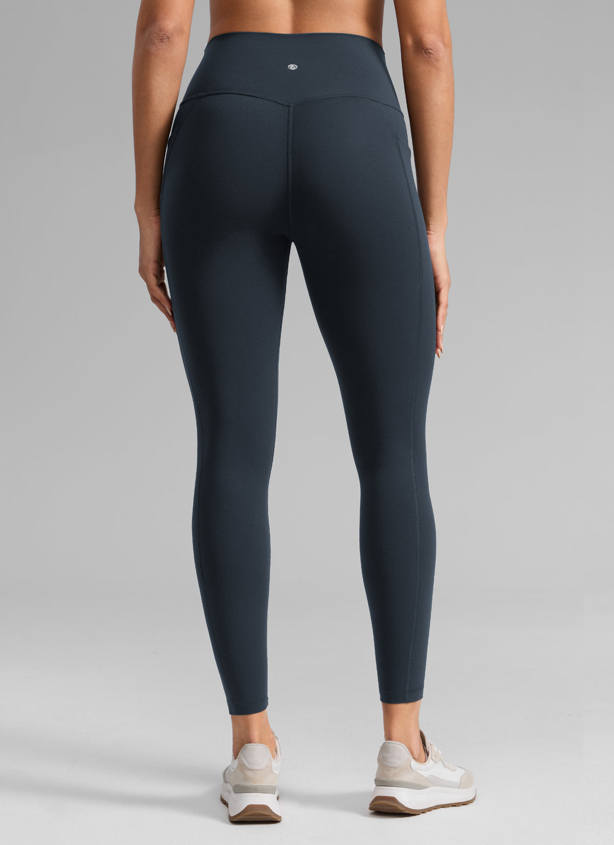 CRZ YOGA: Mallas deportivas de talle alto con bolsillos « Butterlift » para mujer, 25'' True Navy @model_info:Dany