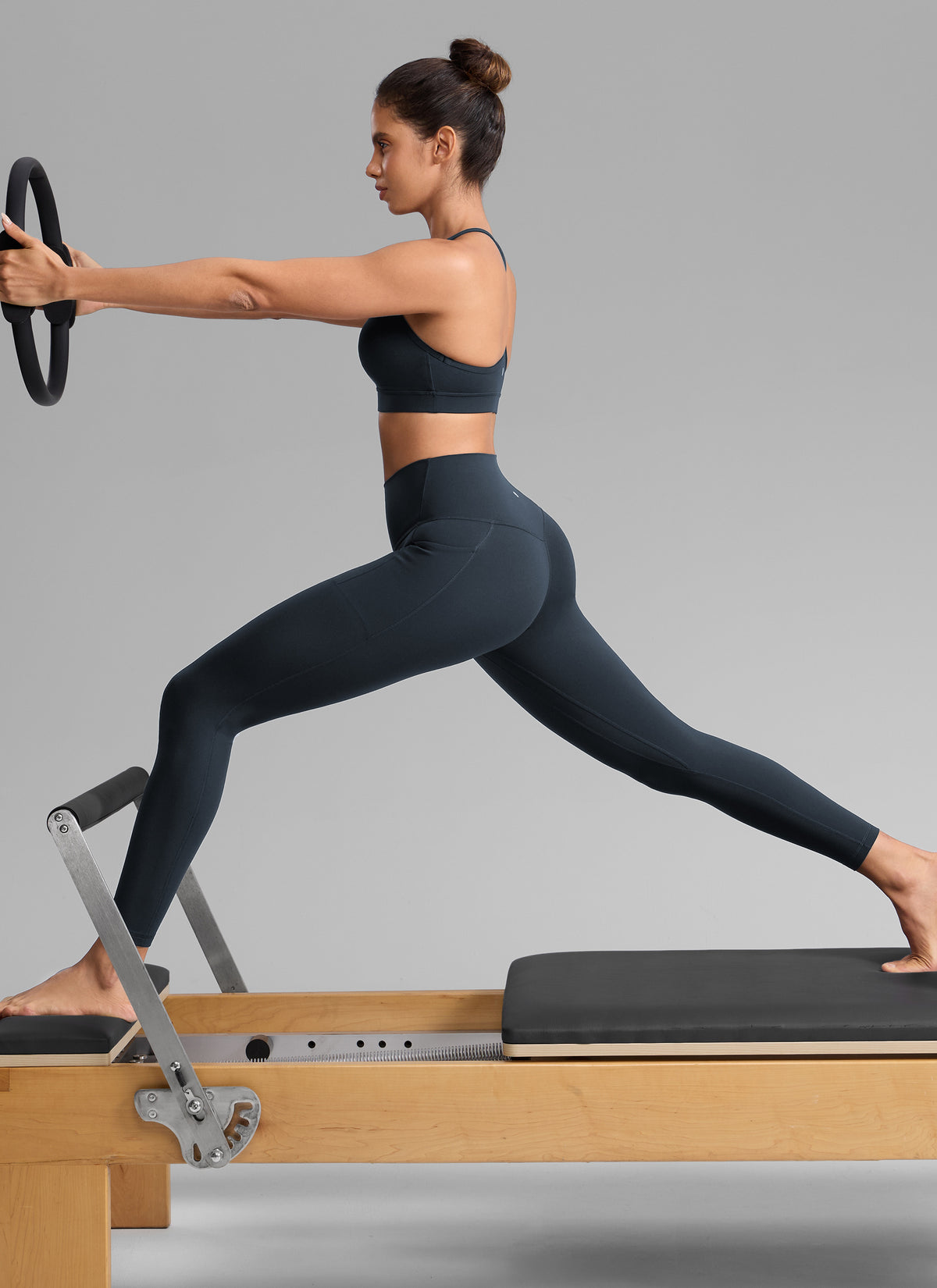 CRZ YOGA Naisten Butterlift-treenileggingit korkealla vyötäröllä ja taskuilla 64 cm True Navy @model_info:Dany