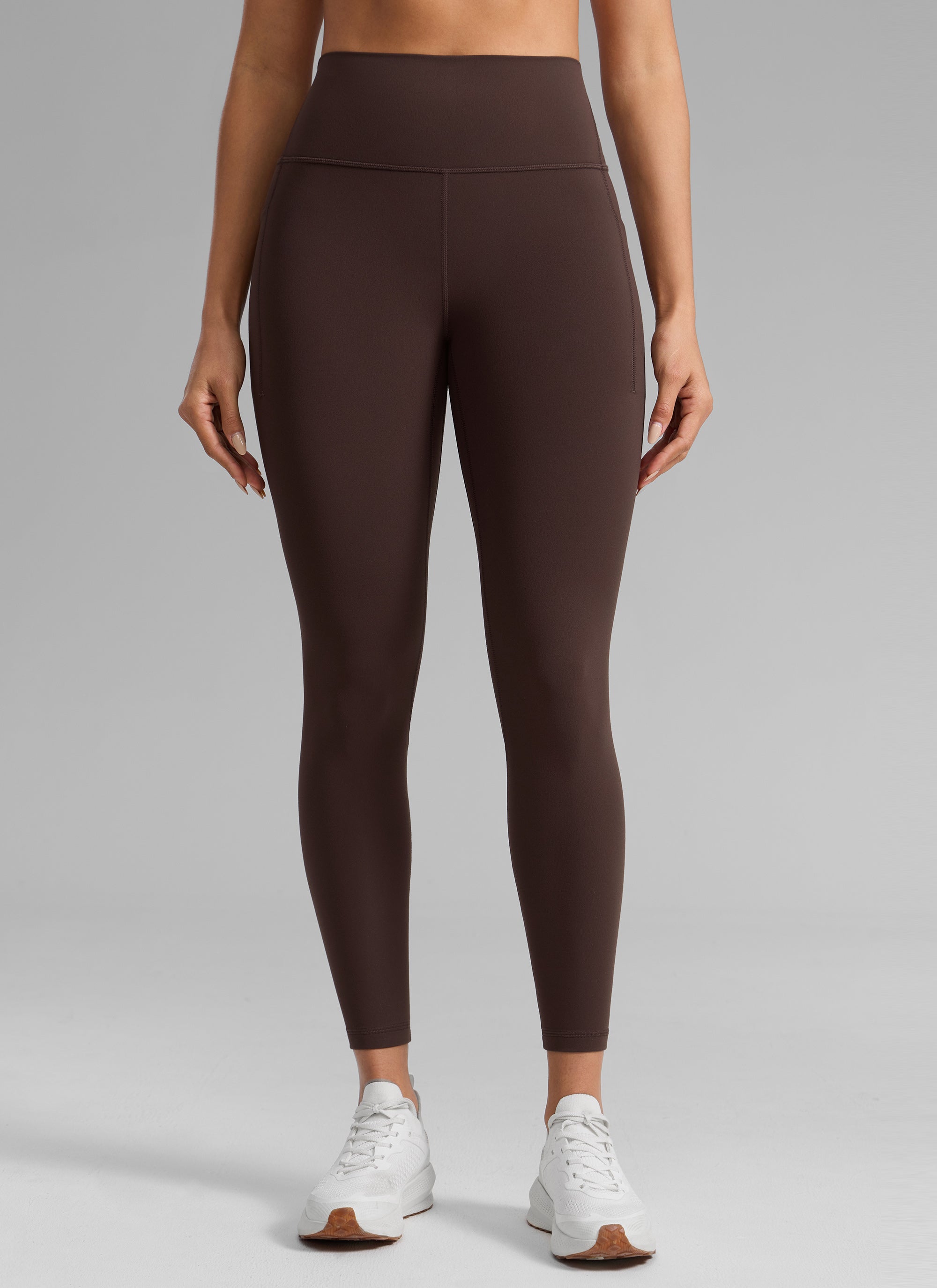 CRZ YOGA: Mallas deportivas de talle alto con bolsillos « Butterlift » para mujer, 25''; color marrón «Hot Fudge» @model_info:Dany