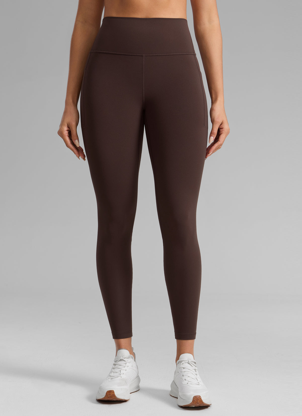 CRZ YOGA: Mallas deportivas de talle alto con bolsillos « Butterlift » para mujer, 25''; color marrón «Hot Fudge» @model_info:Dany