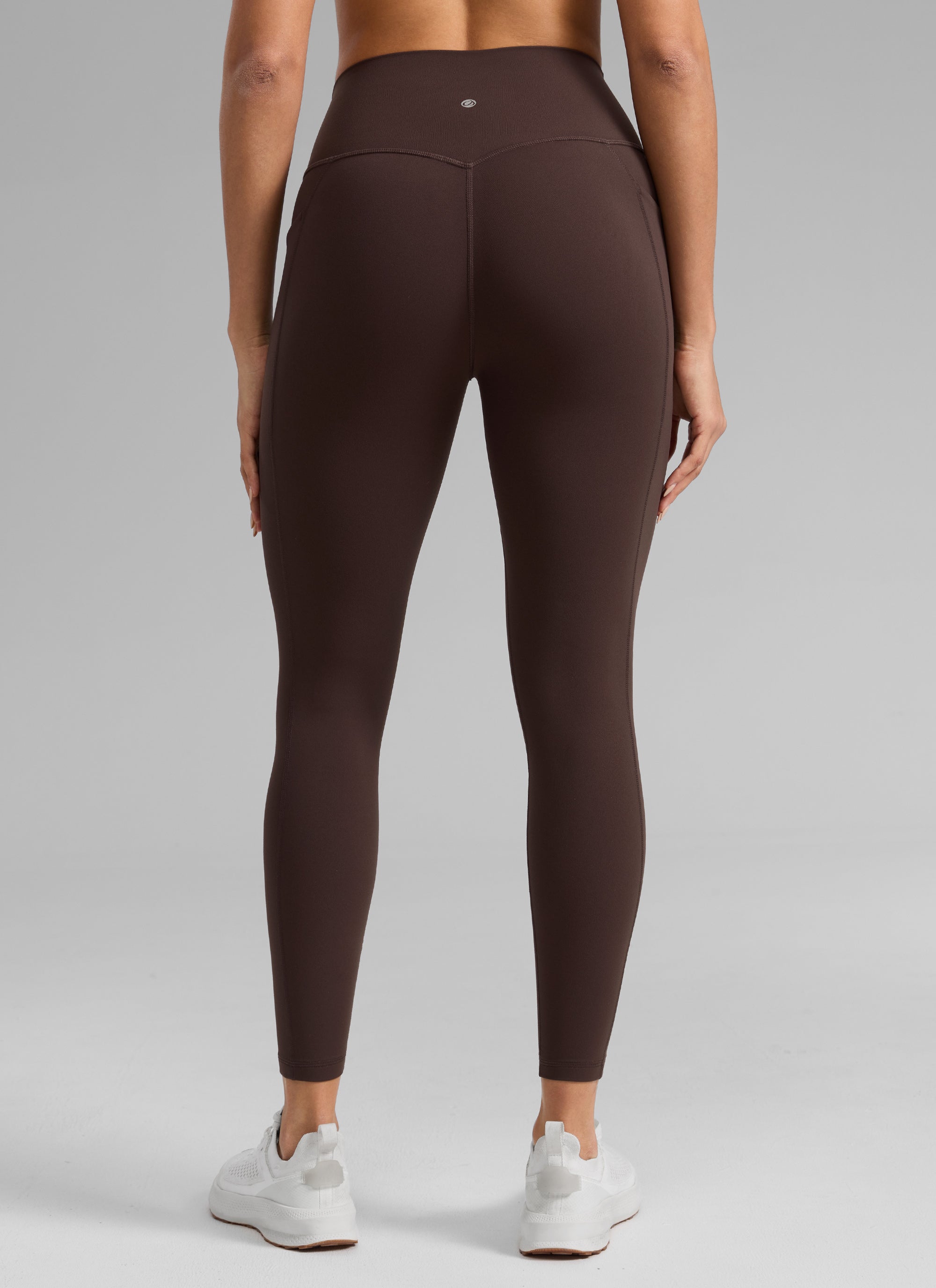 CRZ YOGA Naisten Butterlift-treenileggingsit korkealla vyötäröllä ja taskuilla 64 cm Hot Fudge Brown @model_info:Dany