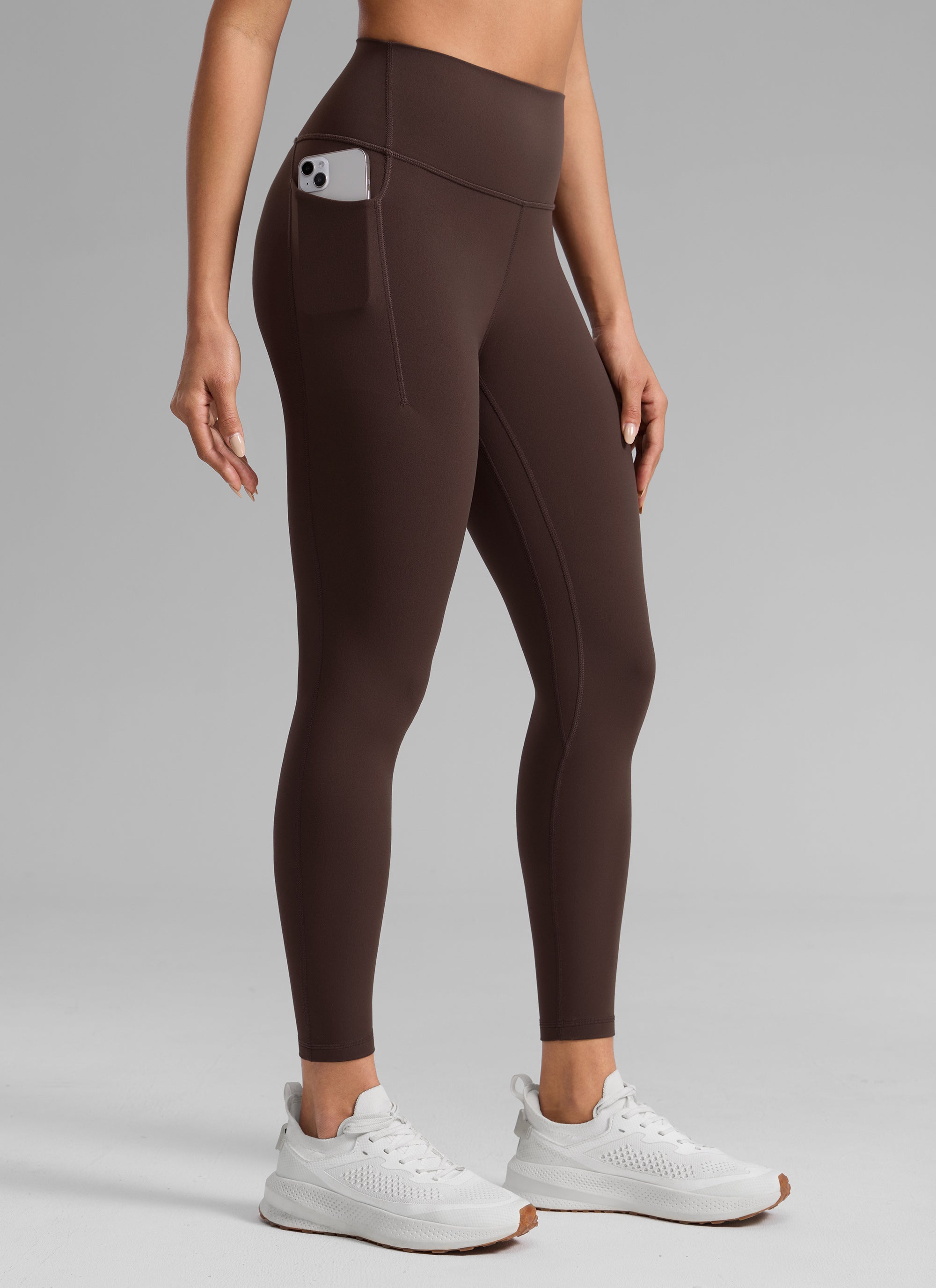 CRZ YOGA Naisten Butterlift-treenileggingsit korkealla vyötäröllä ja taskuilla 64 cm Hot Fudge Brown @model_info:Dany