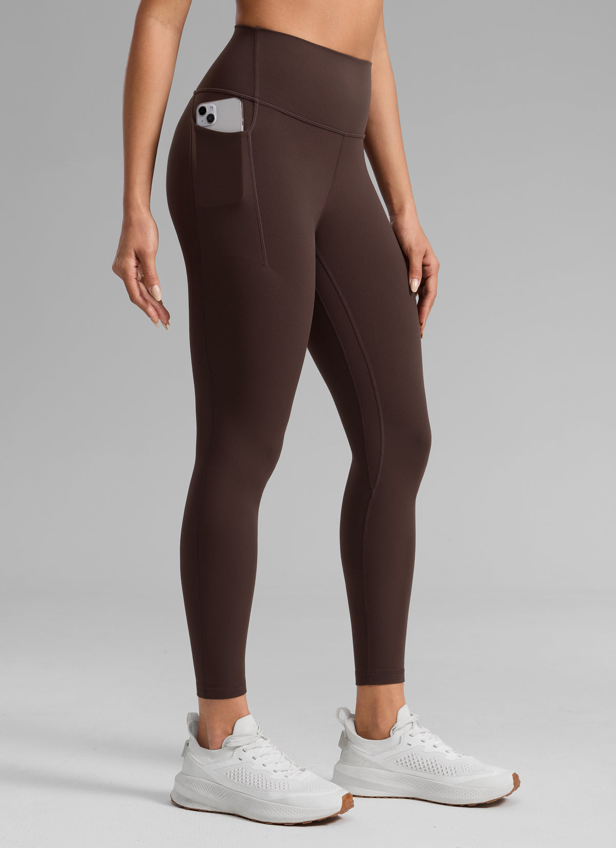 CRZ YOGA Naisten Butterlift-treenileggingsit korkealla vyötäröllä ja taskuilla 64 cm Hot Fudge Brown @model_info:Dany