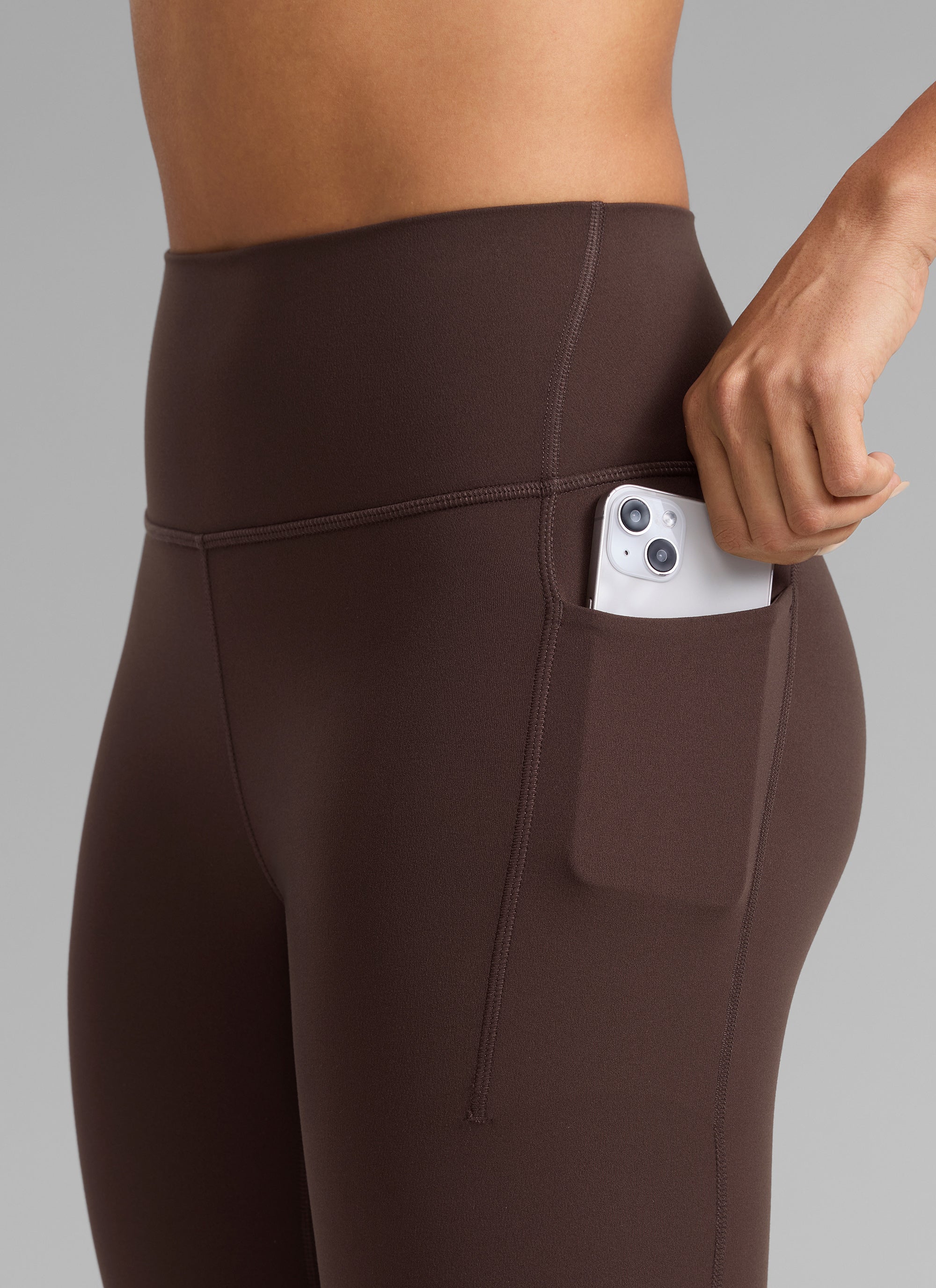 CRZ YOGA Naisten Butterlift-treenileggingsit korkealla vyötäröllä ja taskuilla 64 cm Hot Fudge Brown @model_info:Dany
