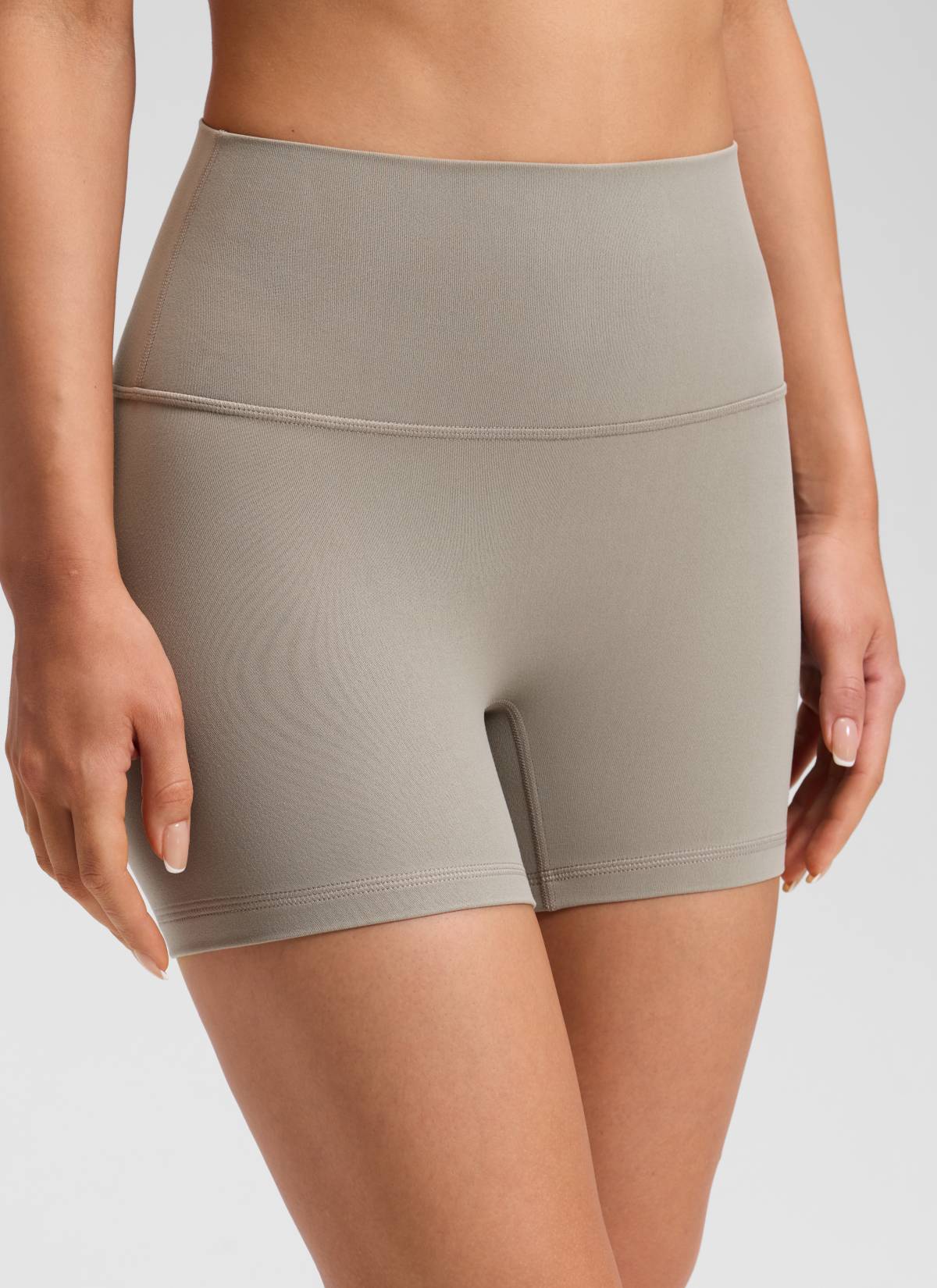 Pantalones cortos de yoga de tiro alto sin costura frontal Butterluxe para mujer CRZ YOGA de 10 cm, color Warm Ash Grey