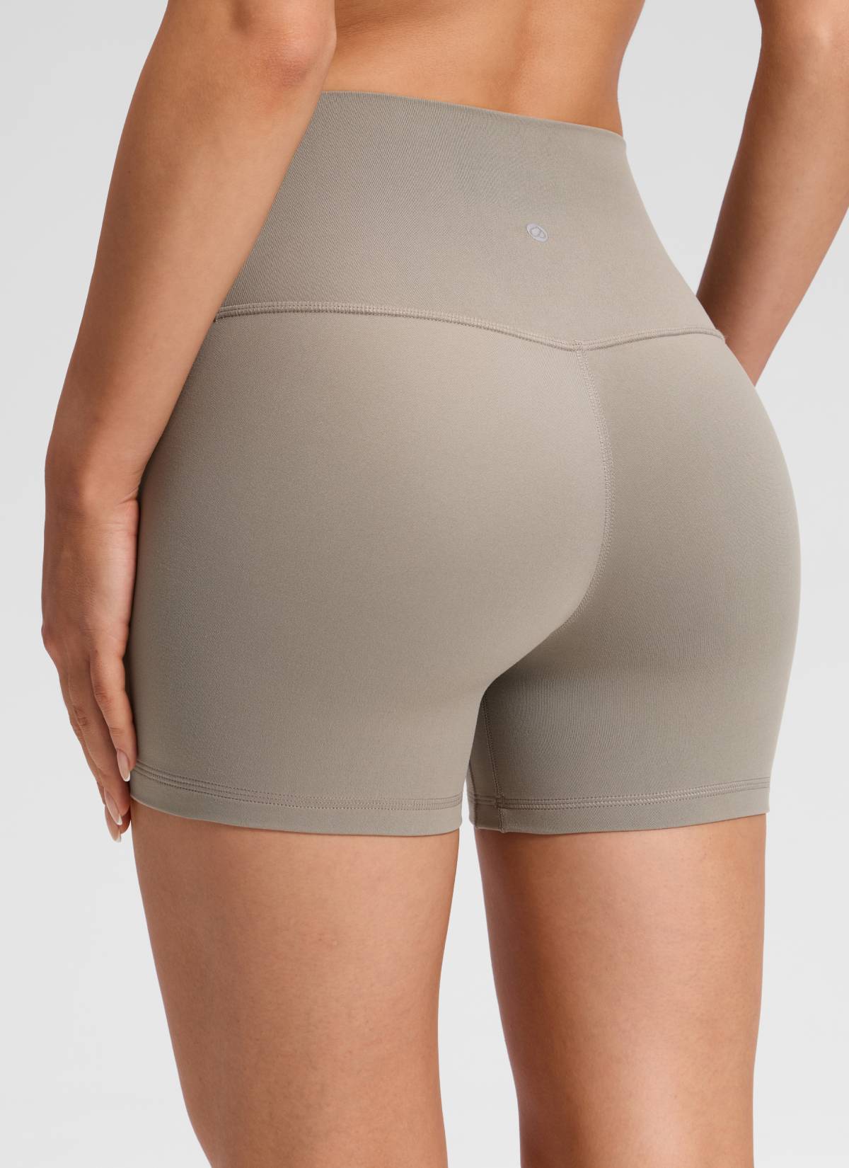 Pantalones cortos de yoga de tiro alto sin costura frontal Butterluxe para mujer CRZ YOGA de 10 cm, color Warm Ash Grey