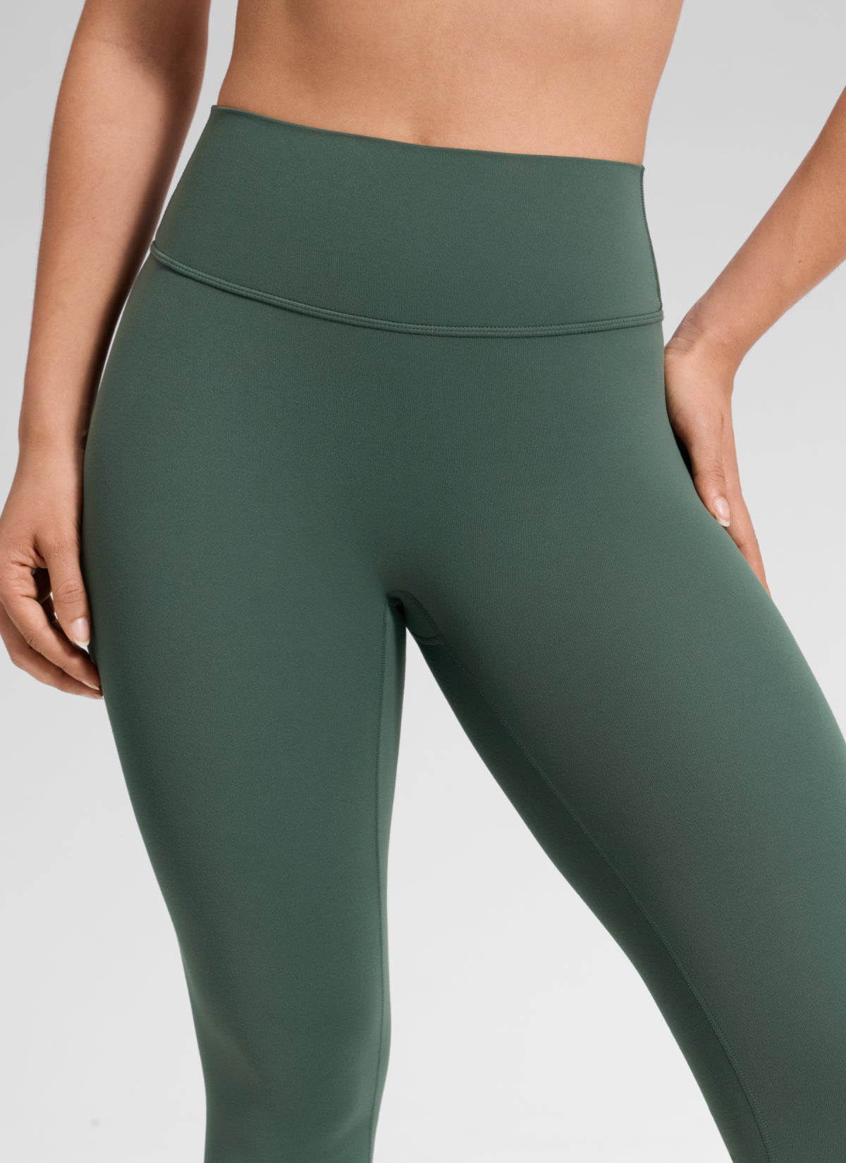 CRZ YOGA Softretch Secretsculpt™ Mallas de talle alto con costura delantera, color verde bosque oscuro @model_info:Mavi