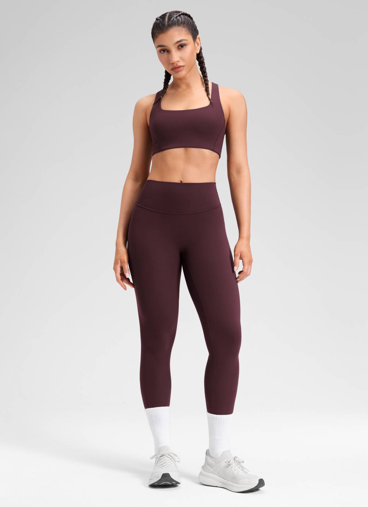 CRZ YOGA: Mallas Softretch Secretsculpt™ de talle medio con costura delantera, color ciruela madura @model_info:Mariana
