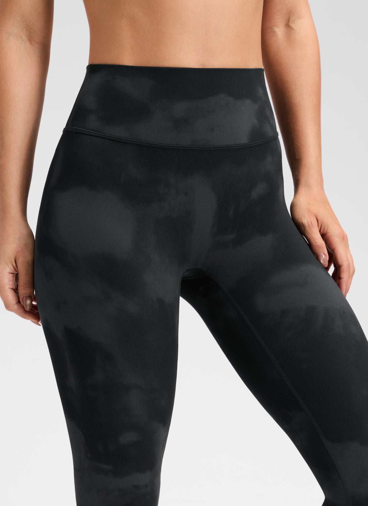 CRZ YOGA Softretch Secretsculpt™ Leggins de tiro medio-bajo con costura delantera Black Tie Dye Flowers @model_info:Aline