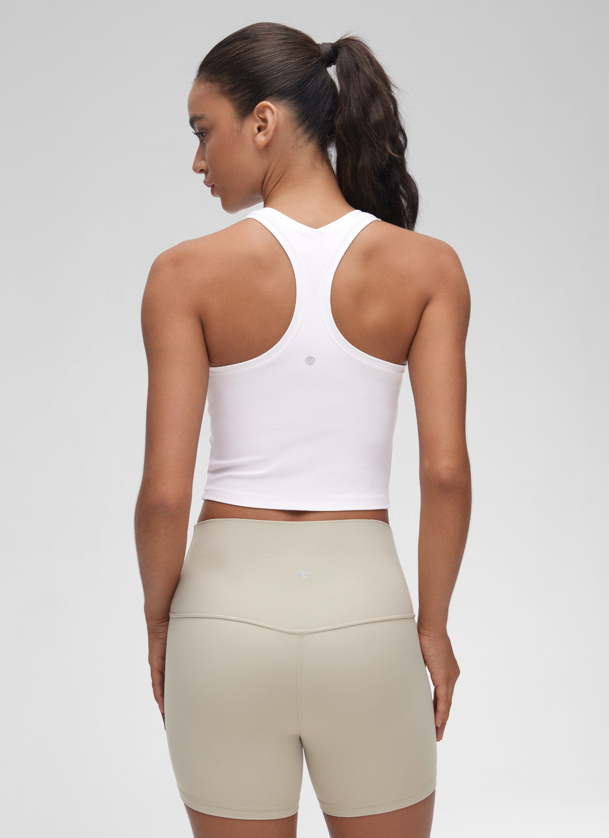 CRZ YOGA: Camiseta de yoga corta para mujer « Butterluxe », con cuello redondo, espalda nadadora y corte cropped, color blanco @model_info:Winma