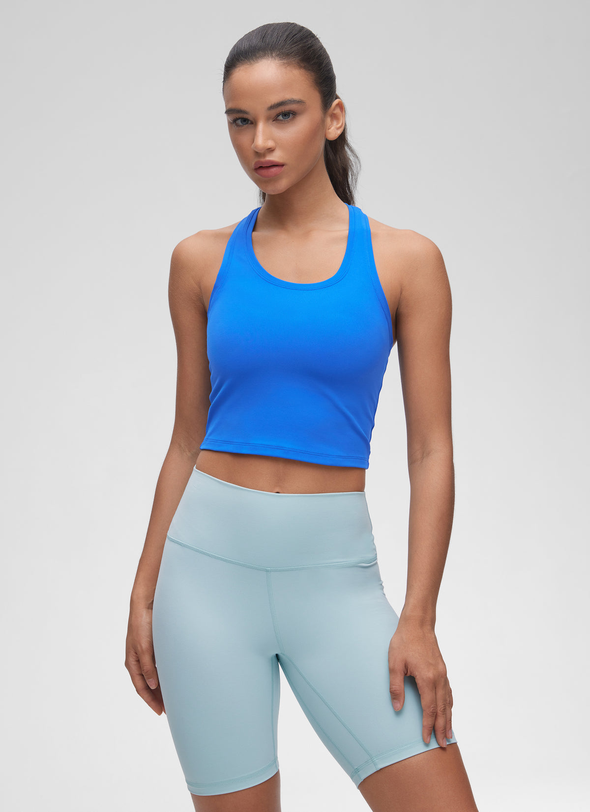 CRZ YOGA: Camiseta de yoga corta para mujer « Butterluxe », con cuello redondo, espalda nadadora y corte corto, en azul brillante @model_info:Winma