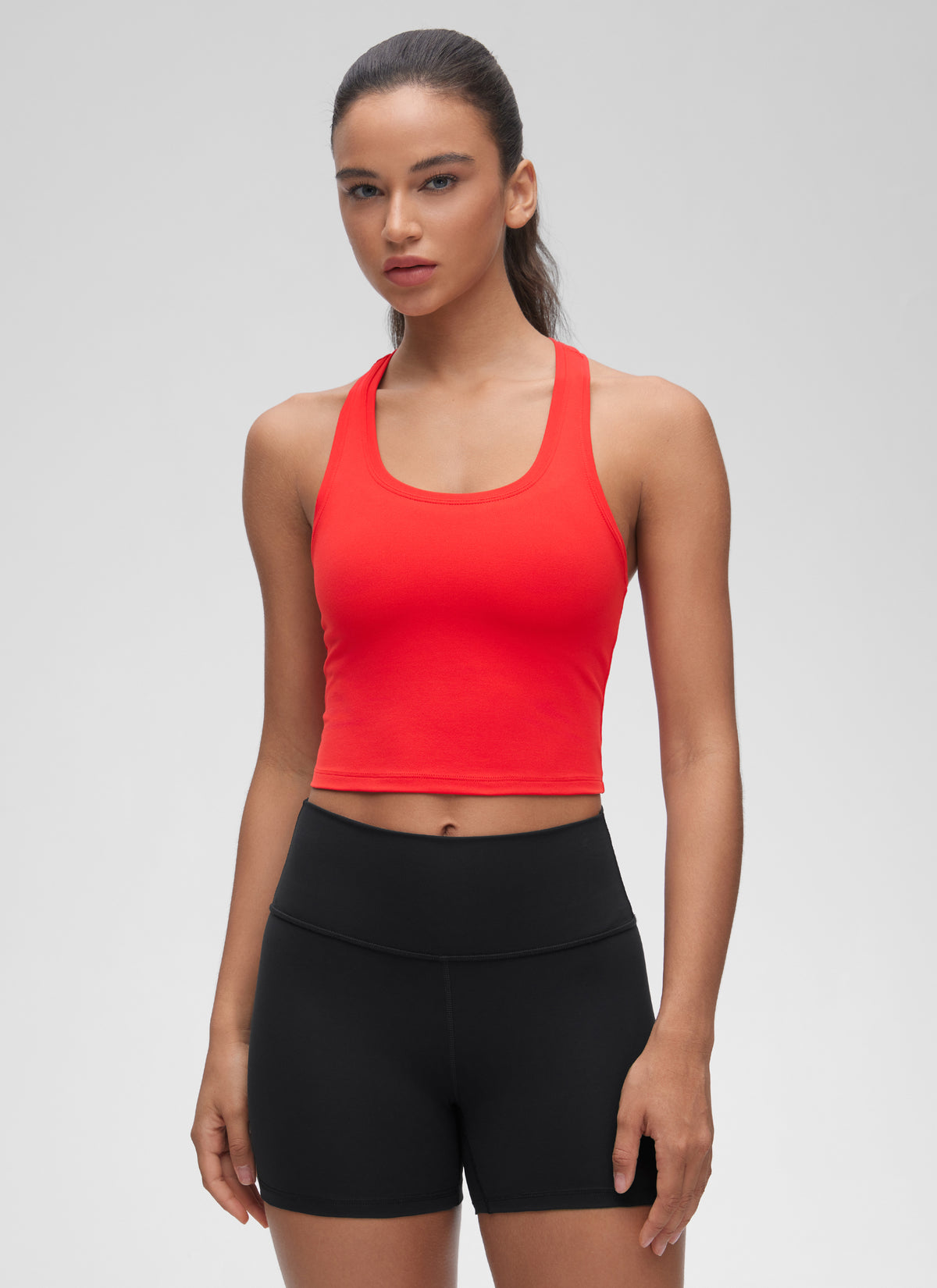 CRZ YOGA Camiseta de yoga corta para mujer « Butterluxe », con cuello redondo, espalda nadadora y corte cropped, color rojo intenso @model_info:Winma