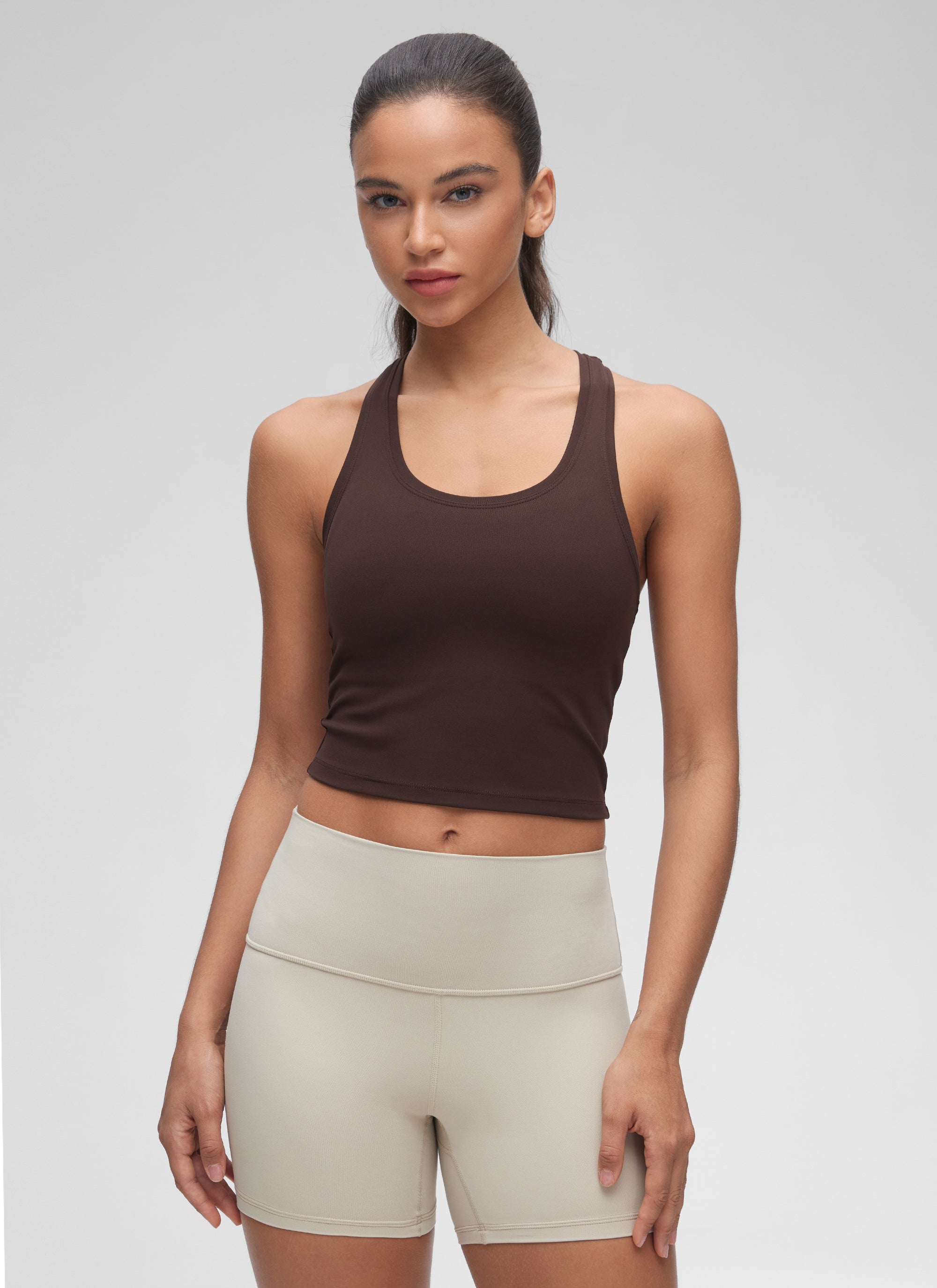 CRZ YOGA Camiseta de yoga corta para mujer « Butterluxe », con cuello redondo, espalda nadadora y color marrón «Hot Fudge» @model_info:Winma