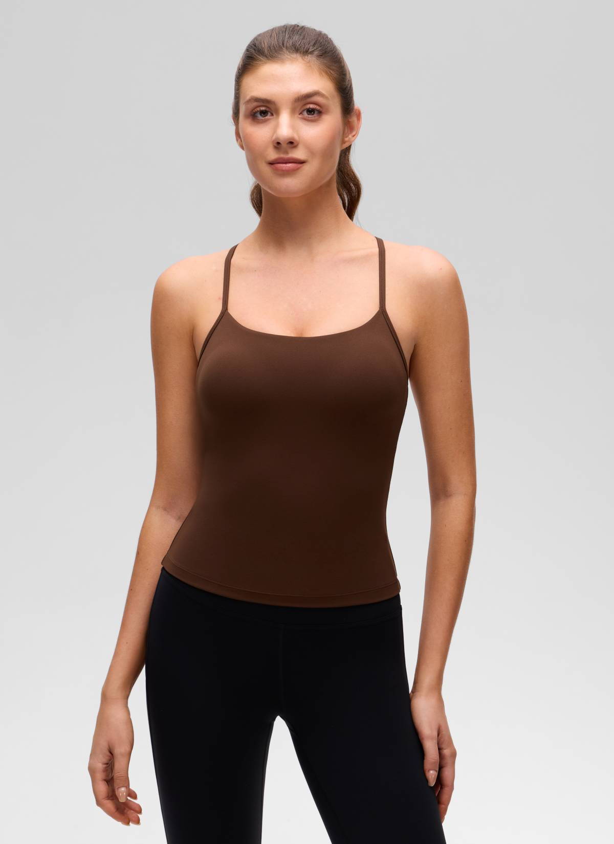 Camiseta de tirantes ajustada de yoga Butterluxe con sujetador integrado para mujer de CRZ YOGA en marrón lava @model_info:Gelya