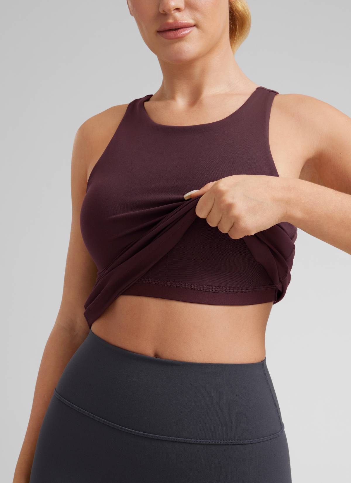 CRZ YOGA: Camiseta de yoga para mujer de corte ajustado, sin mangas, con espalda nadadora y cuello alto, color ciruela madura « Butterluxe » @model_info:LIka