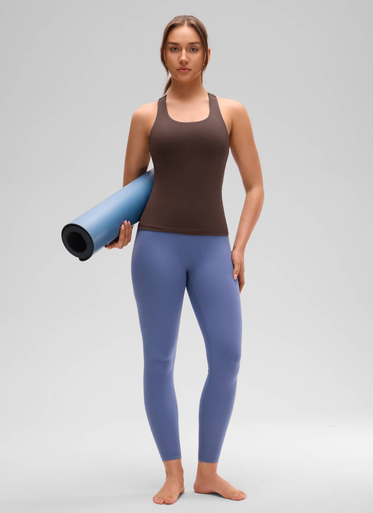CRZ YOGA: Camisetas ajustadas de yoga para mujer « Butterluxe », camiseta sin mangas con sujetador incorporado, color «Hot Fudge Brown» @model_info:Brooklyn