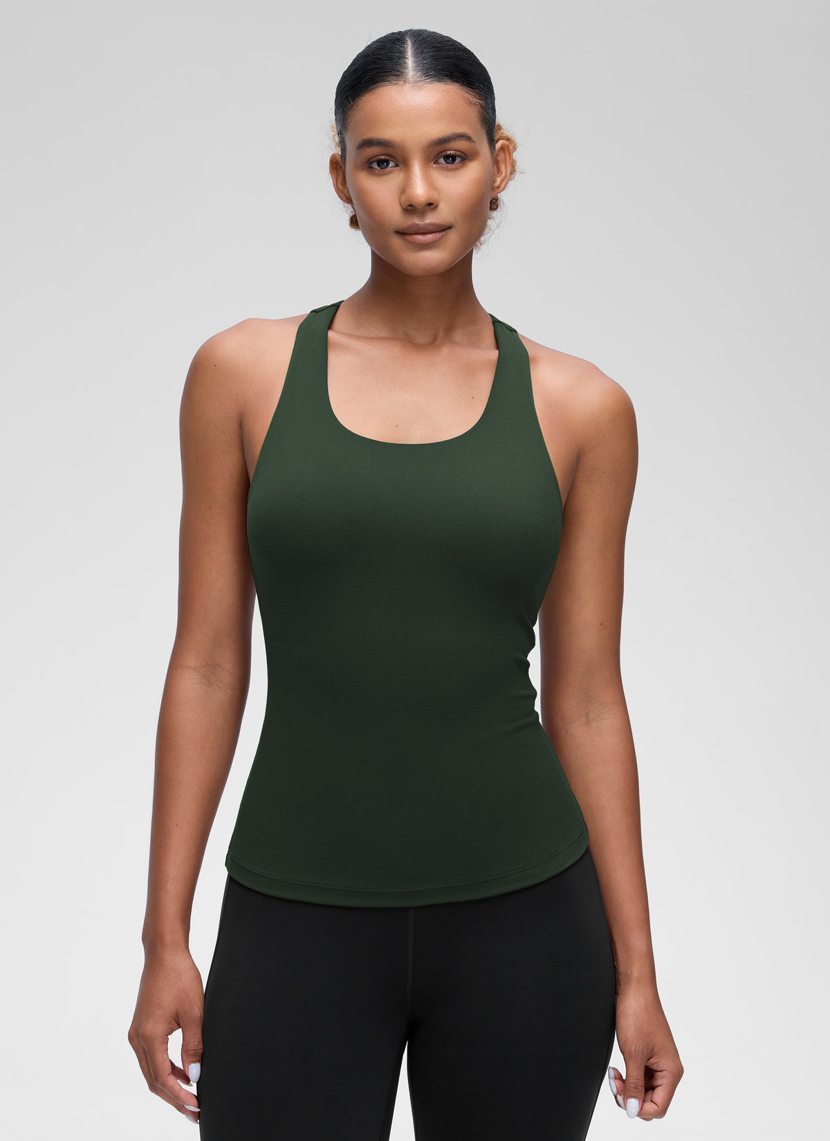 CRZ YOGA: Camisetas ajustadas de yoga para mujer, modelo « Butterluxe », camiseta sin mangas con sujetador incorporado, color verde «Legend» @model_info:Barbara