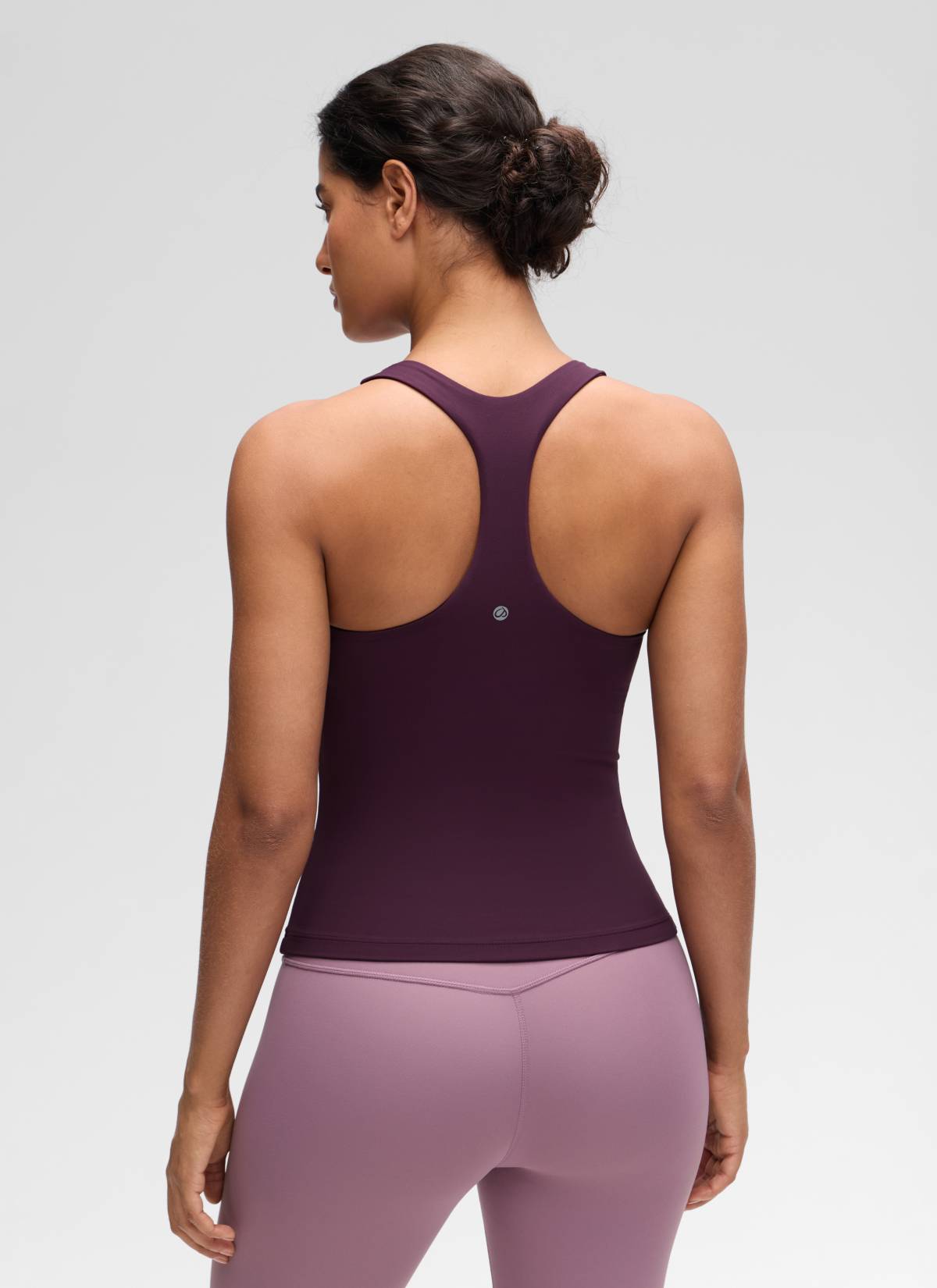 CRZ YOGA: Camisetas ajustadas de yoga para mujer « Butterluxe », camiseta sin mangas con sujetador incorporado, color morado oscuro @model_info:Carol