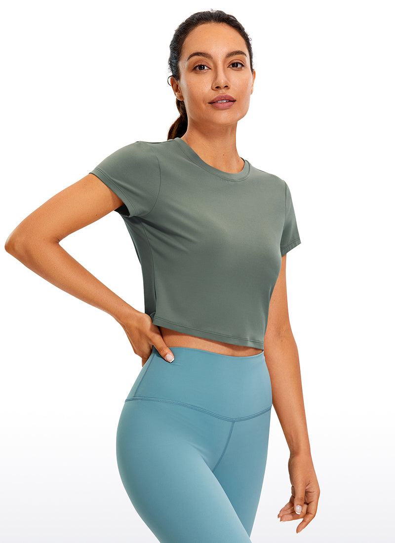 Haut court à manches courtes et coupe classique Butterluxe pour le yoga pour femme CRZ YOGA Vert Sauge Gris