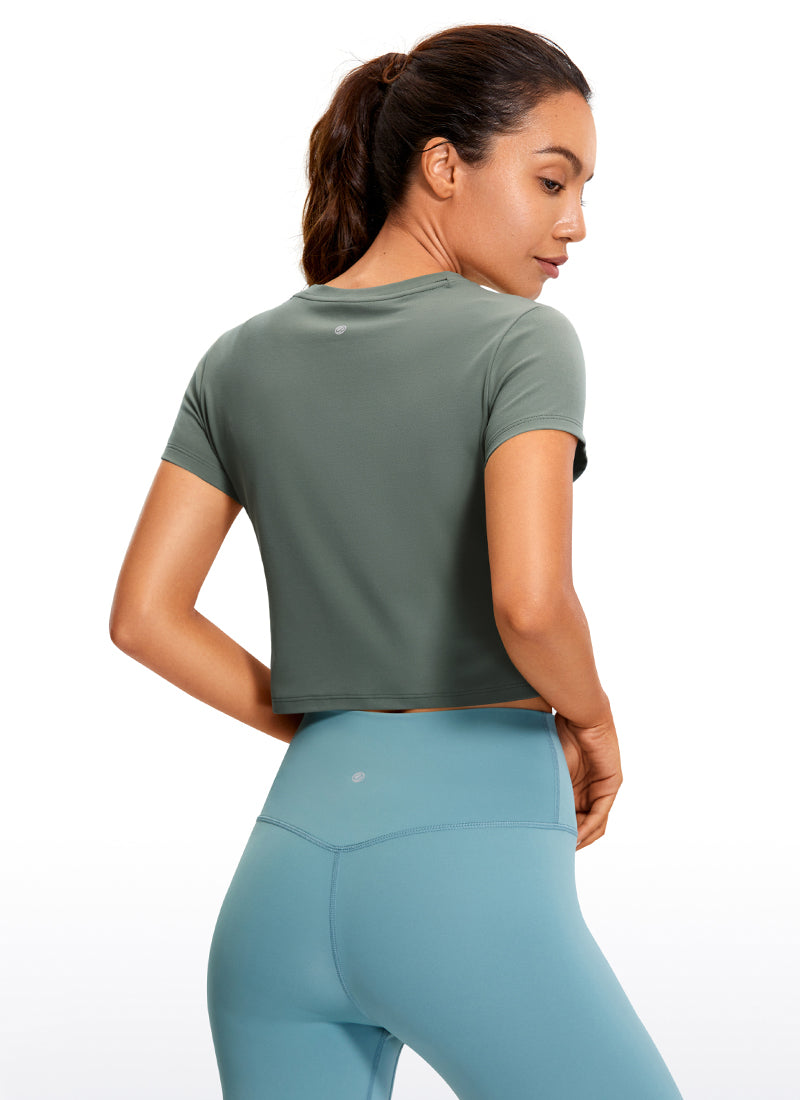 Haut court à manches courtes et coupe classique Butterluxe pour le yoga pour femme CRZ YOGA Vert Sauge Gris