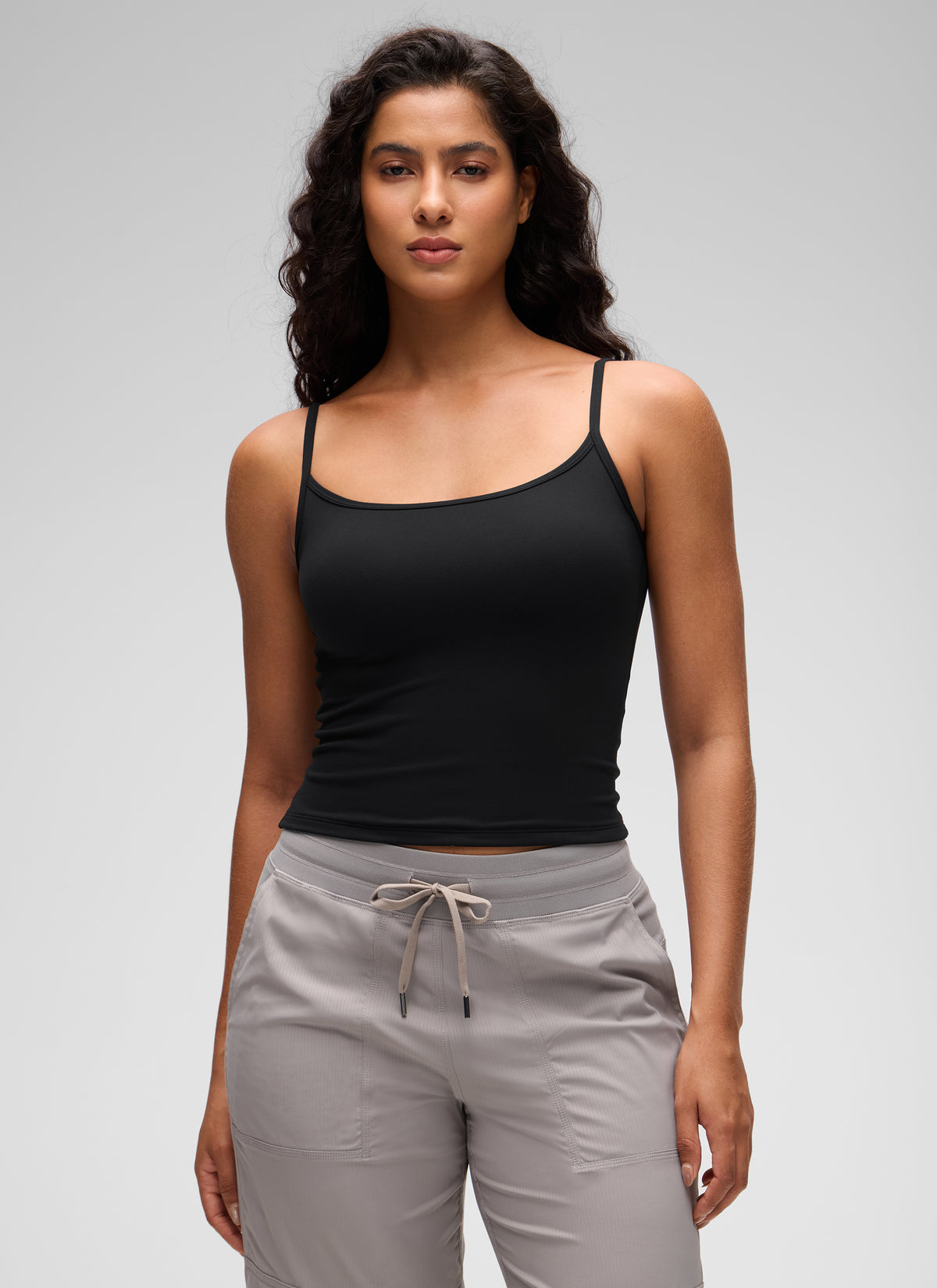 Camiseta de tirantes corta con doble forro, cuello redondo y espalda en U, estilo casual Butterluxe para mujer en negro @model_info:Carol