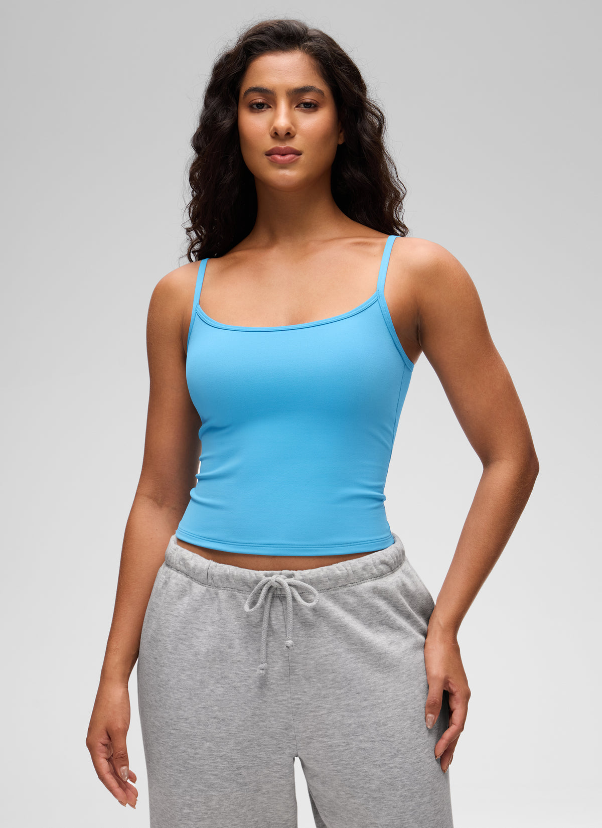 Camiseta de tirantes corta con doble forro, cuello redondo y espalda en U, estilo casual Butterluxe para mujer en azul kayak @model_info:Carol