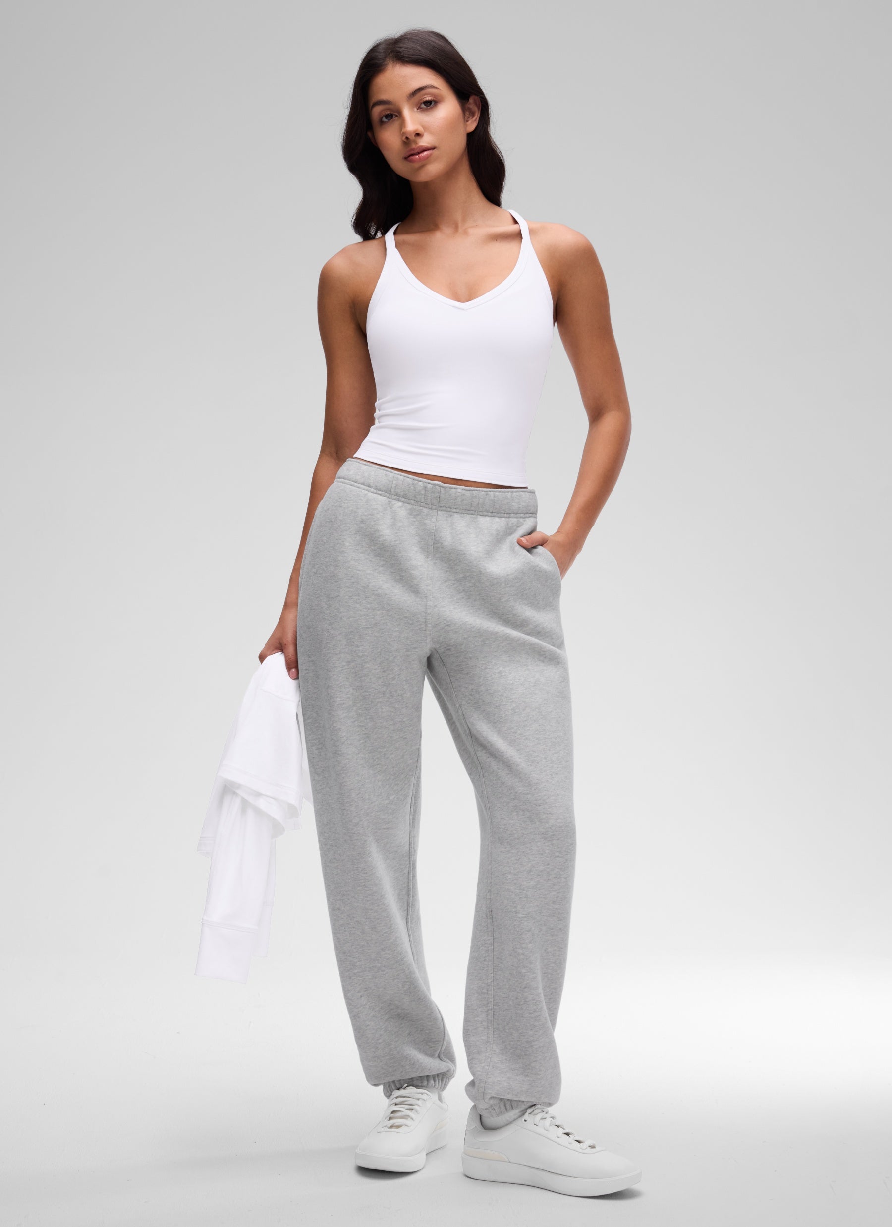 Camiseta de tirantes deportiva de cuello en V con doble forro suave Butterluxe de CRZ YOGA para mujer, blanco