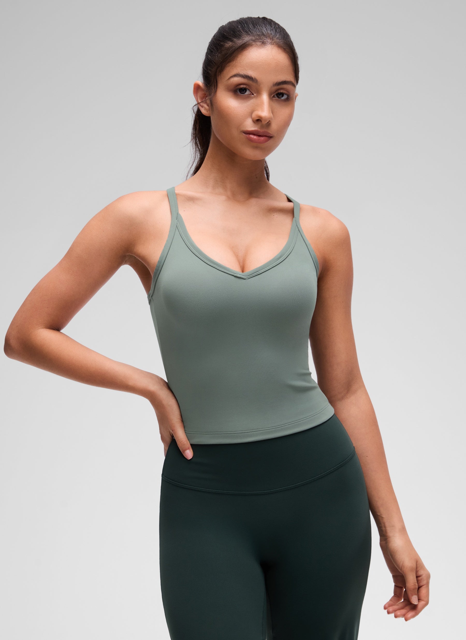 CRZ YOGA Damen- Butterluxe -Tanktop mit weichem, doppelt gefüttertem V-Ausschnitt und Racerback, grau-salbeifarben