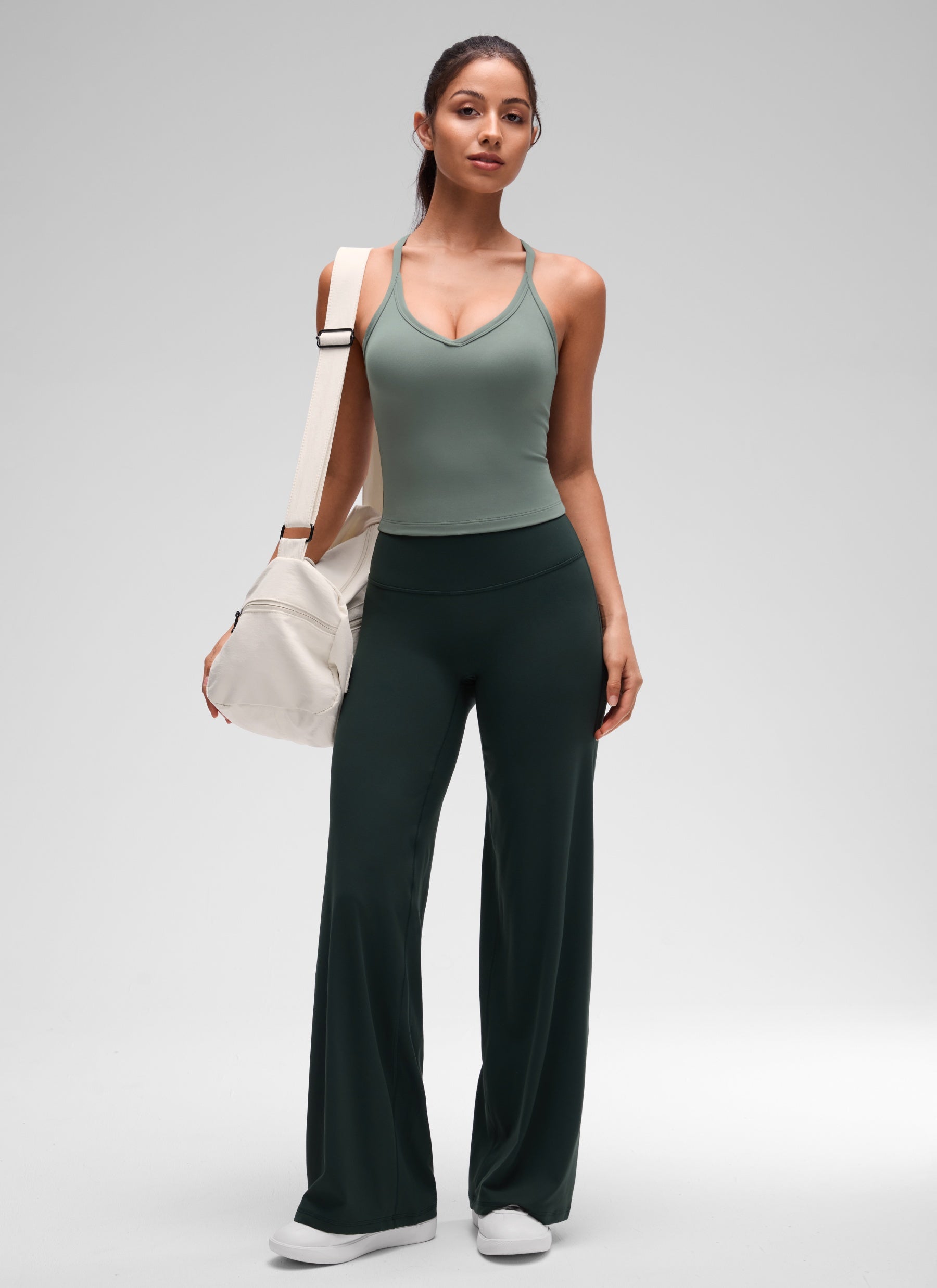 CRZ YOGA Damen- Butterluxe -Tanktop mit weichem, doppelt gefüttertem V-Ausschnitt und Racerback, grau-salbeifarben