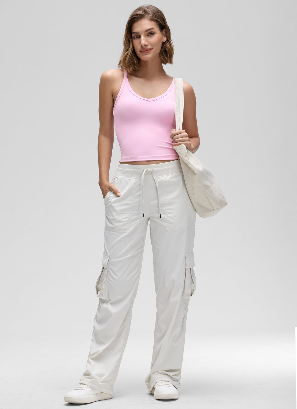 Camisetas de tirantes Butterluxe suaves con doble forro y cuello en V y espalda nadadora para mujer de CRZ YOGA Rosa Vita @model_info:Jaynne