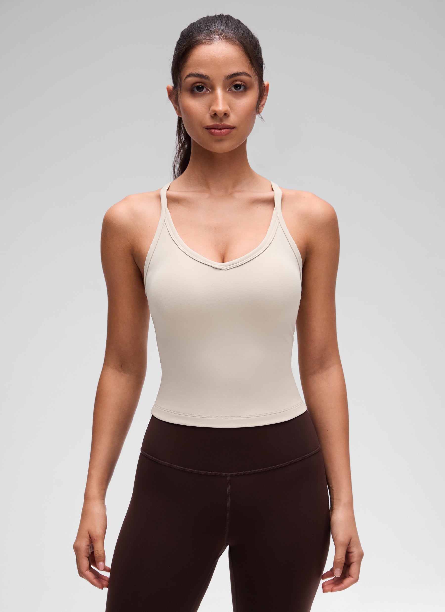 CRZ YOGA Damen- Butterluxe -Tanktop mit weichem, doppelt gefüttertem V-Ausschnitt und Racerback, Farbe: Mojave Tan