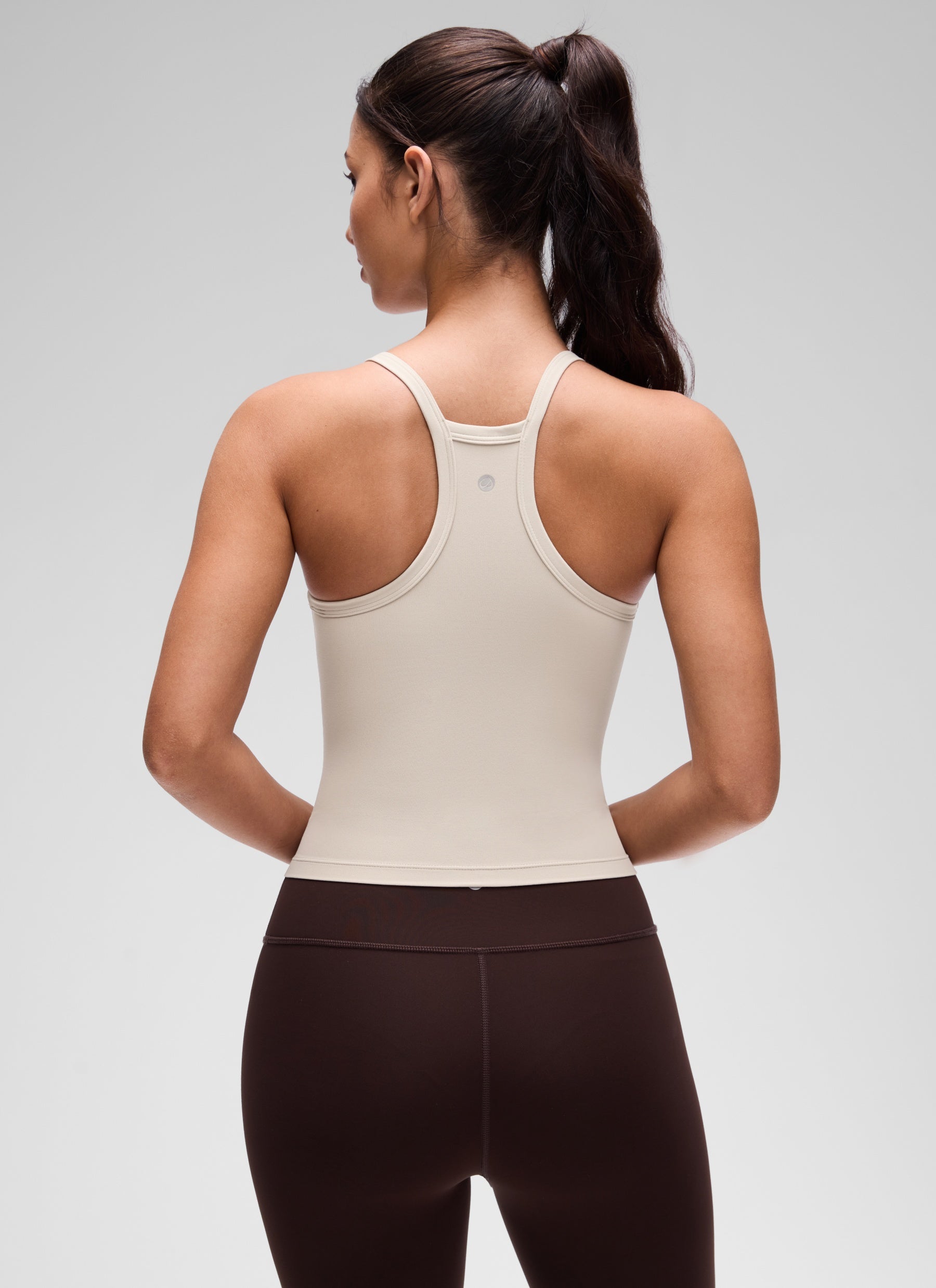 CRZ YOGA Damen- Butterluxe -Tanktop mit weichem, doppelt gefüttertem V-Ausschnitt und Racerback, Farbe: Mojave Tan