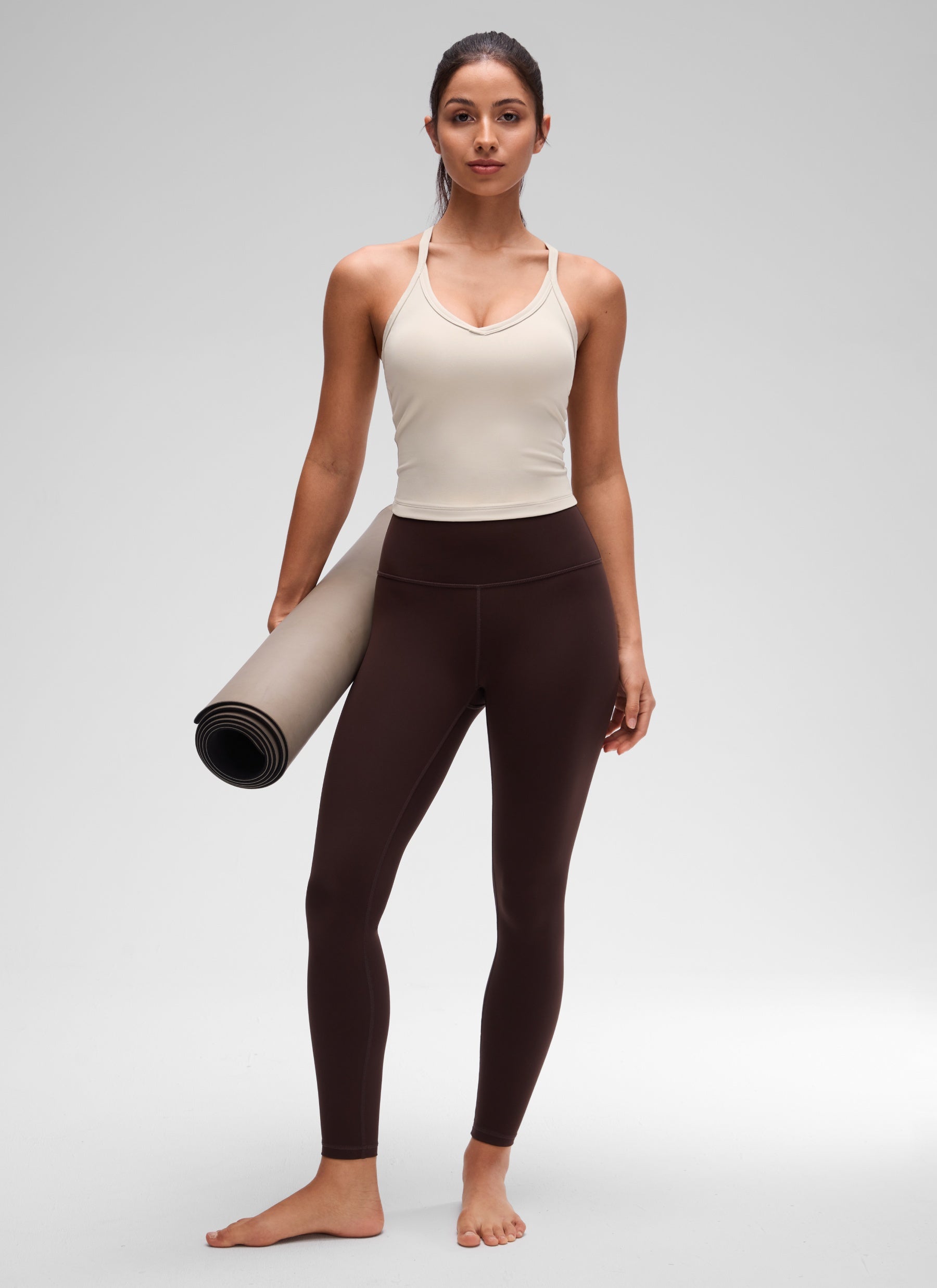CRZ YOGA Damen- Butterluxe -Tanktop mit weichem, doppelt gefüttertem V-Ausschnitt und Racerback, Farbe: Mojave Tan