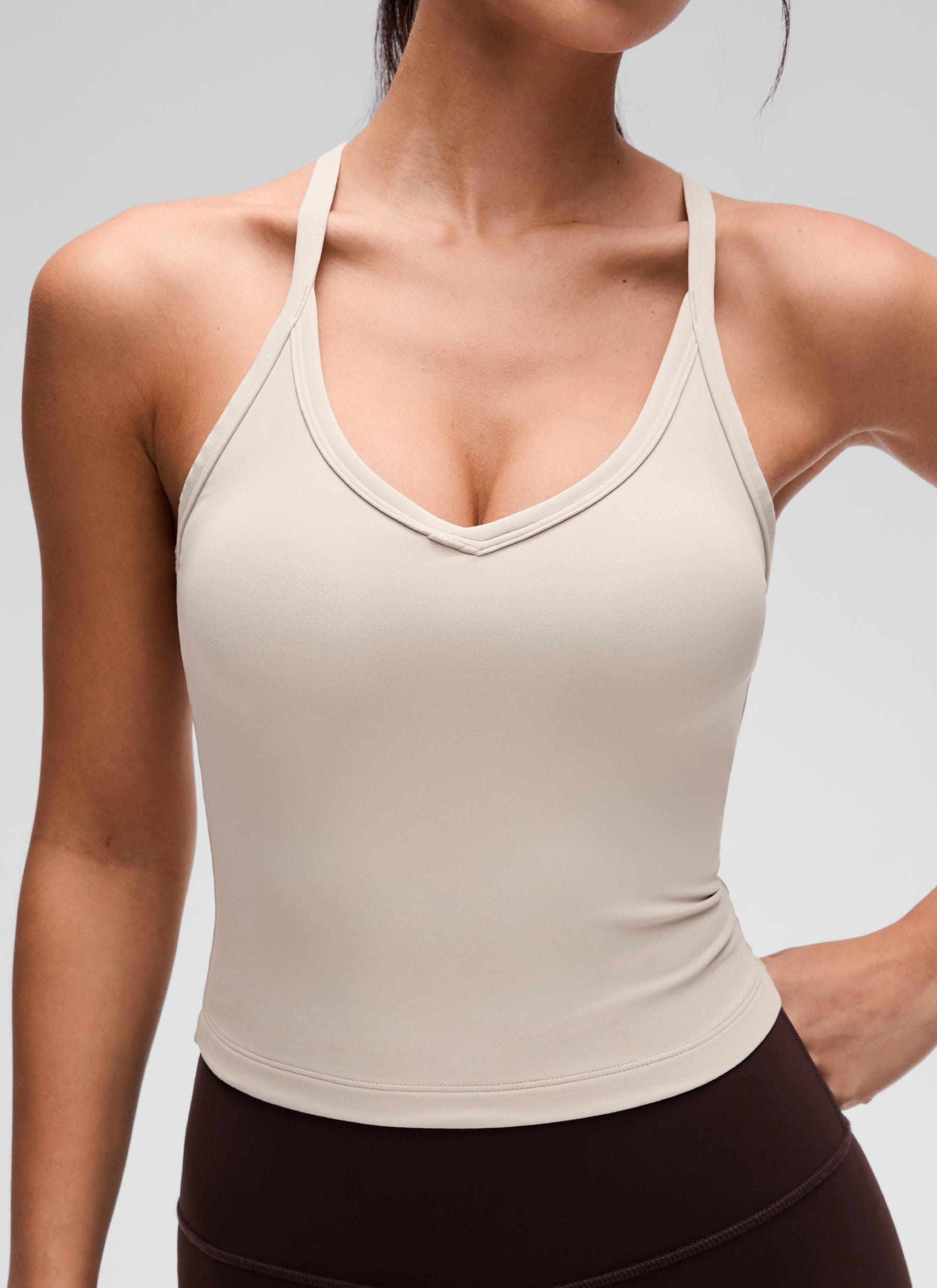 Camiseta de tirantes deportiva de cuello en V con doble forro suave Butterluxe de CRZ YOGA para mujer, tostado Mojave