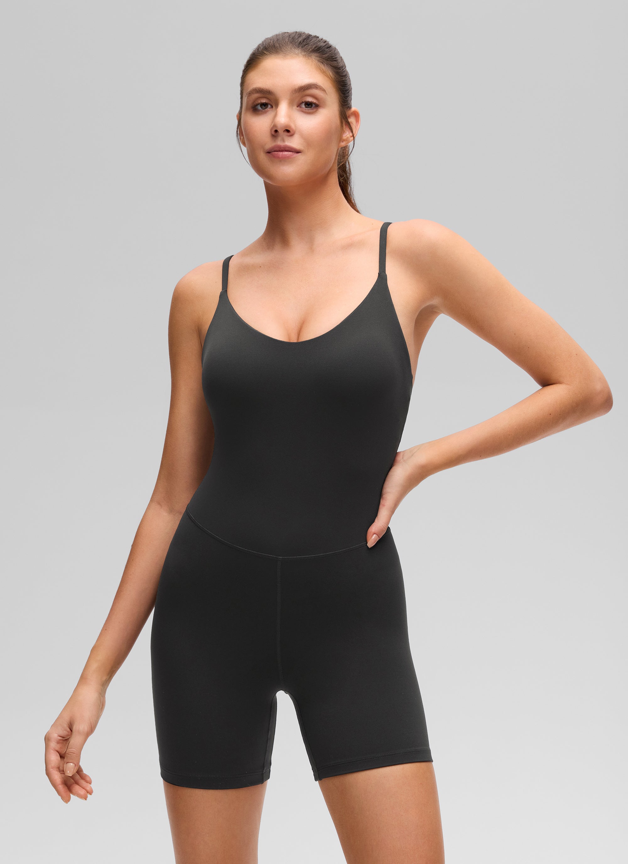 Mono deportivo corto de mujer CRZ YOGA Butterluxe con escote en U y espalda cruzada con sujetador integrado en negro