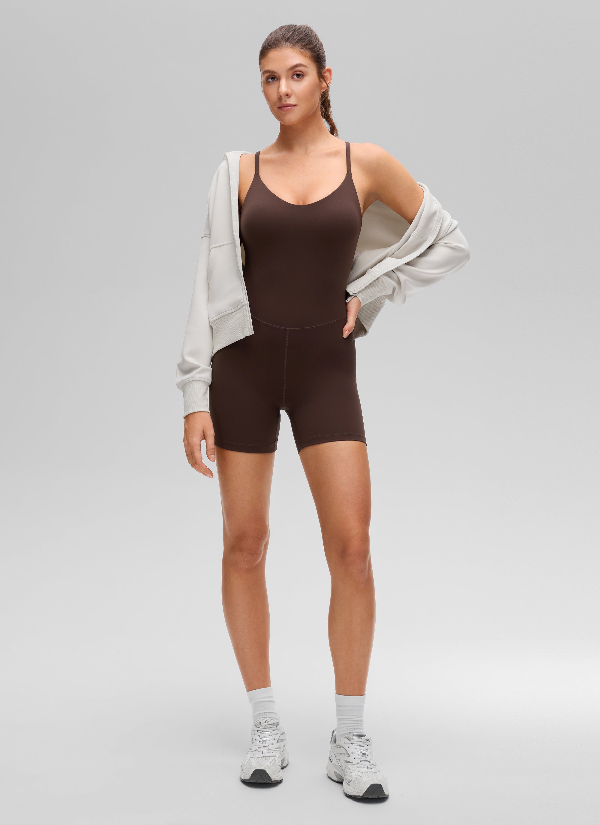 Mono deportivo corto de mujer CRZ YOGA Butterluxe con escote en U y espalda cruzada con sujetador integrado en marrón chocolate