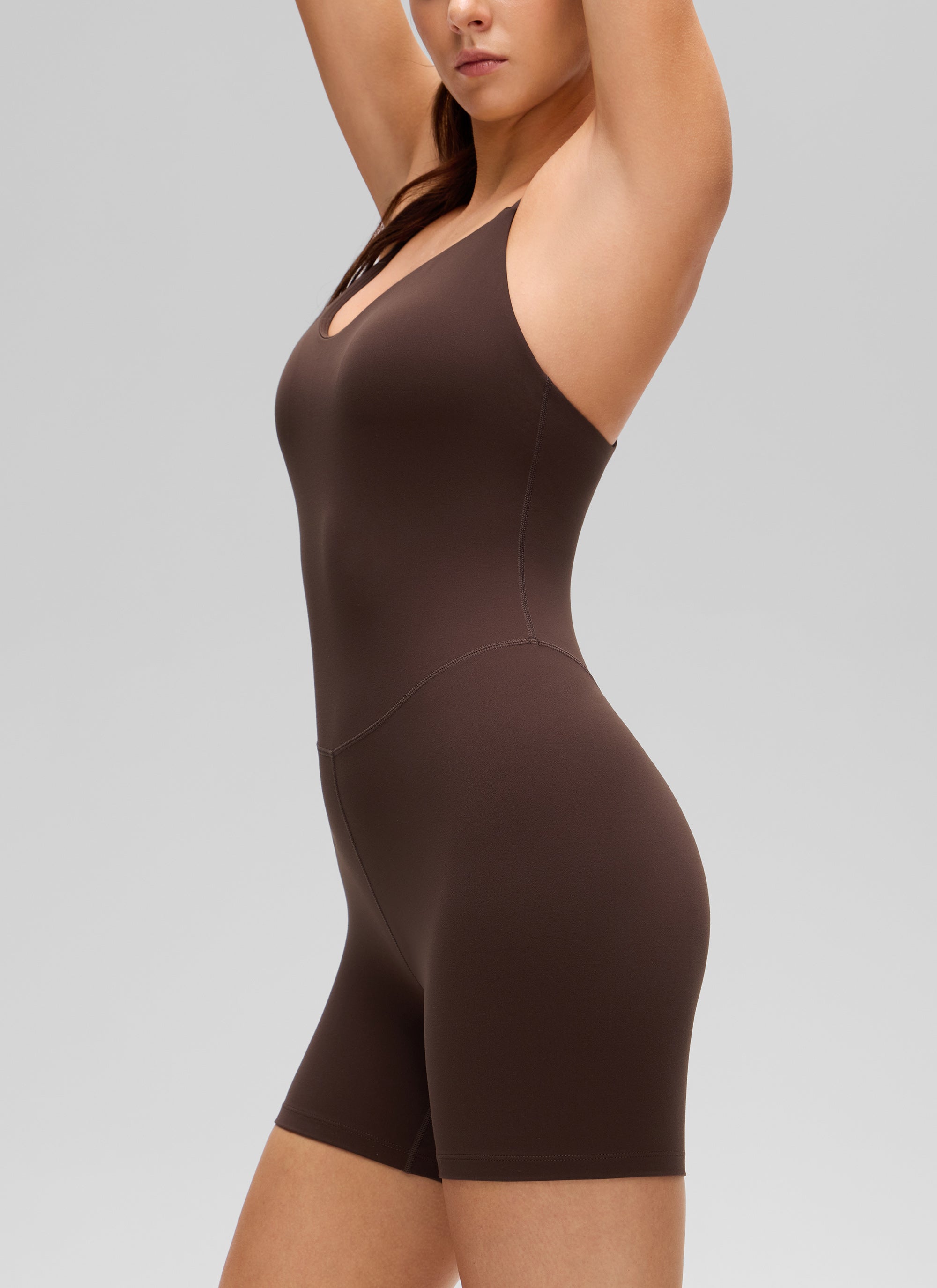 Mono deportivo corto de mujer CRZ YOGA Butterluxe con escote en U y espalda cruzada con sujetador integrado en marrón chocolate