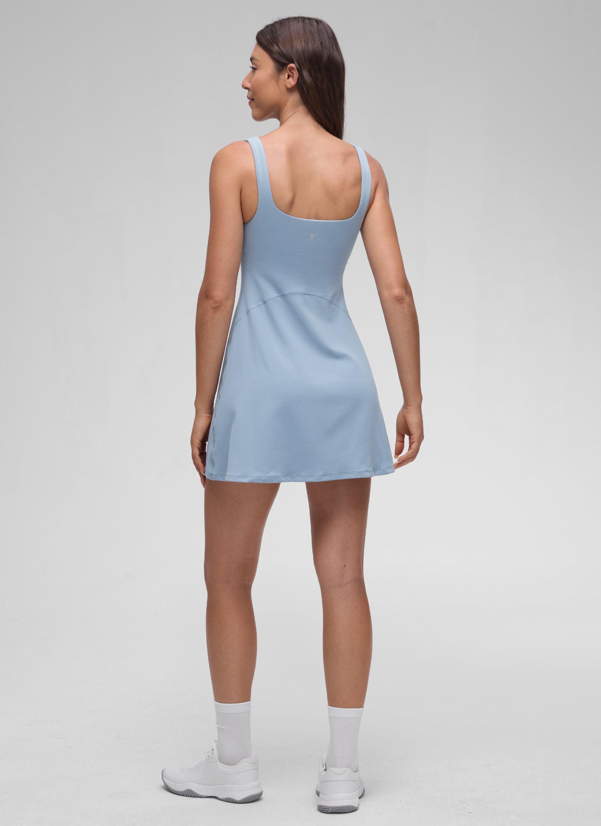 Vestido de tenis corto de corte evasé con sujetador incorporado y cuello cuadrado Butterluxe para mujer de CRZ YOGA Azul Cambric