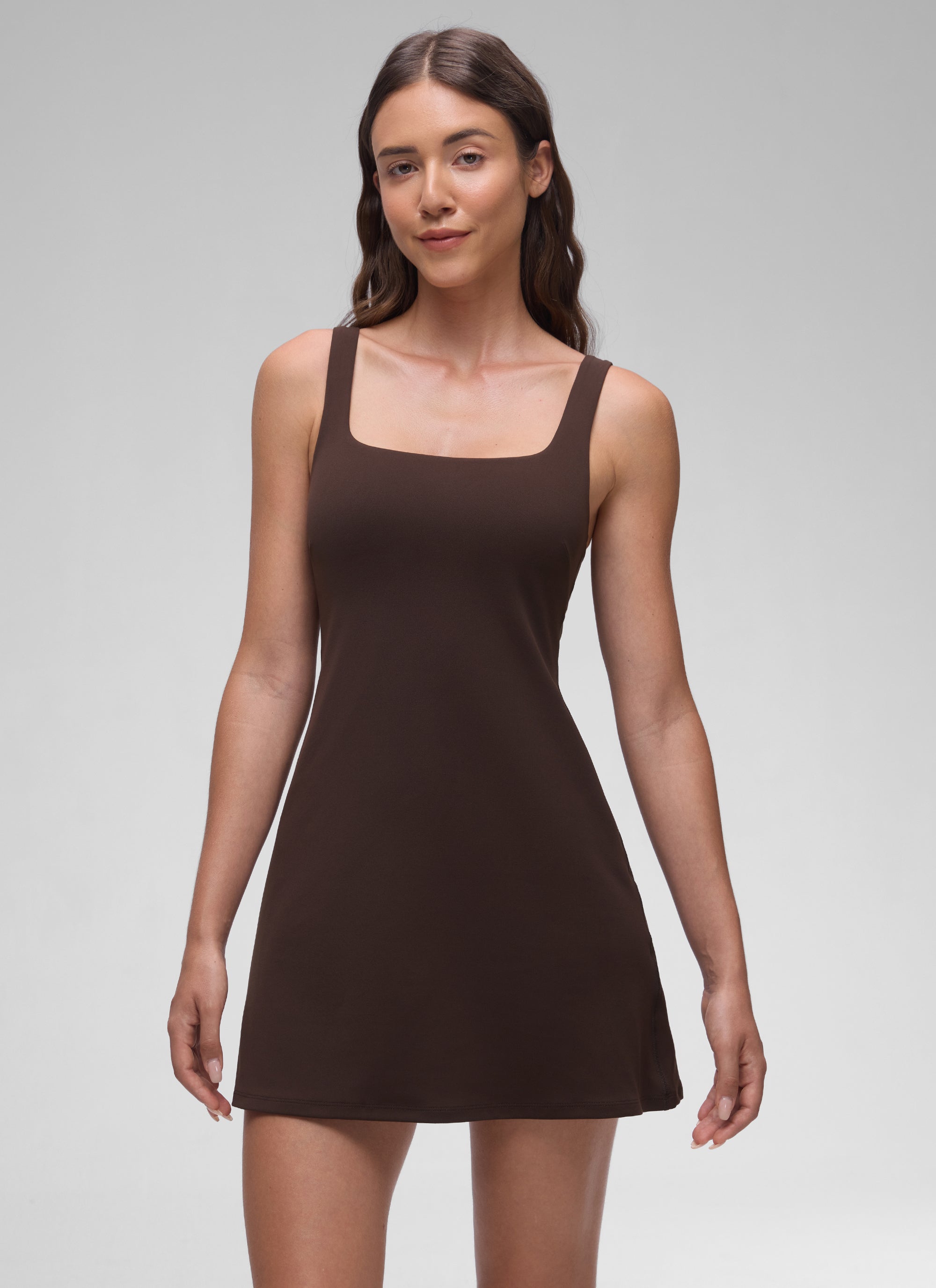 Vestido de tenis corto de corte evasé con sujetador incorporado y cuello cuadrado Butterluxe para mujer de CRZ YOGA Marrón Hot Fudge