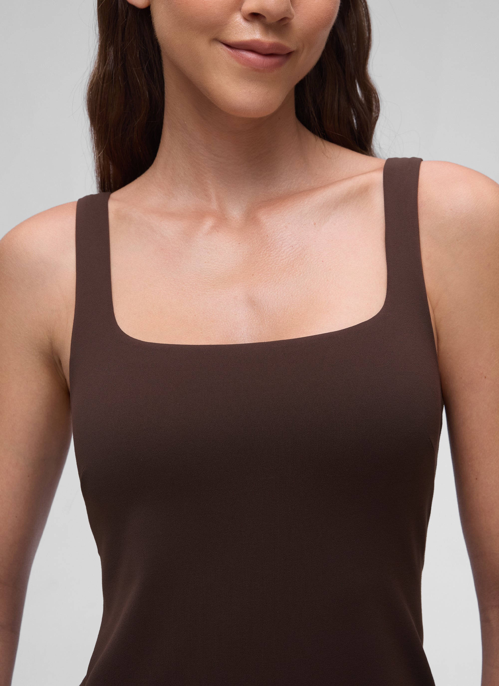 Vestido de tenis corto de corte evasé con sujetador incorporado y cuello cuadrado Butterluxe para mujer de CRZ YOGA Marrón Hot Fudge