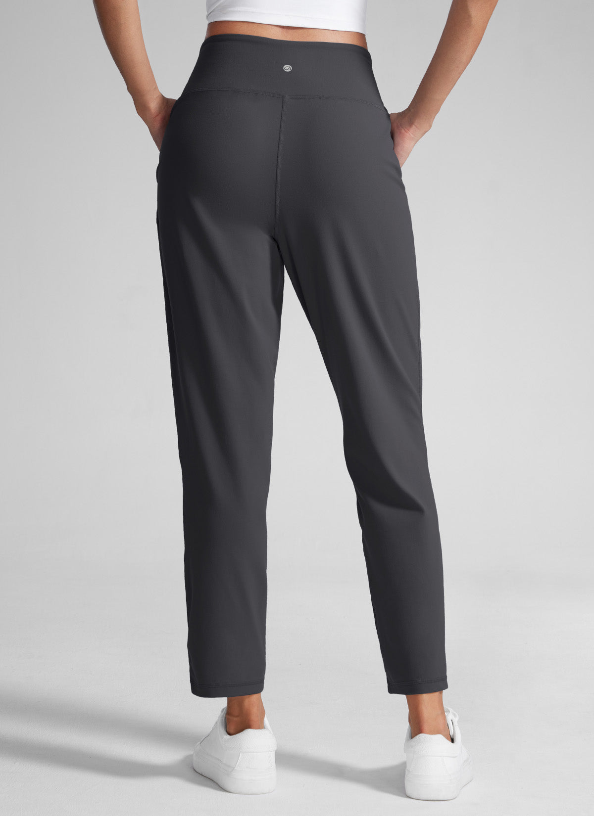 CRZ YOGA Butterlift Pantaloni casual da donna a vita alta con pieghe, 27'' - Grigio misterioso @model_info:Paula