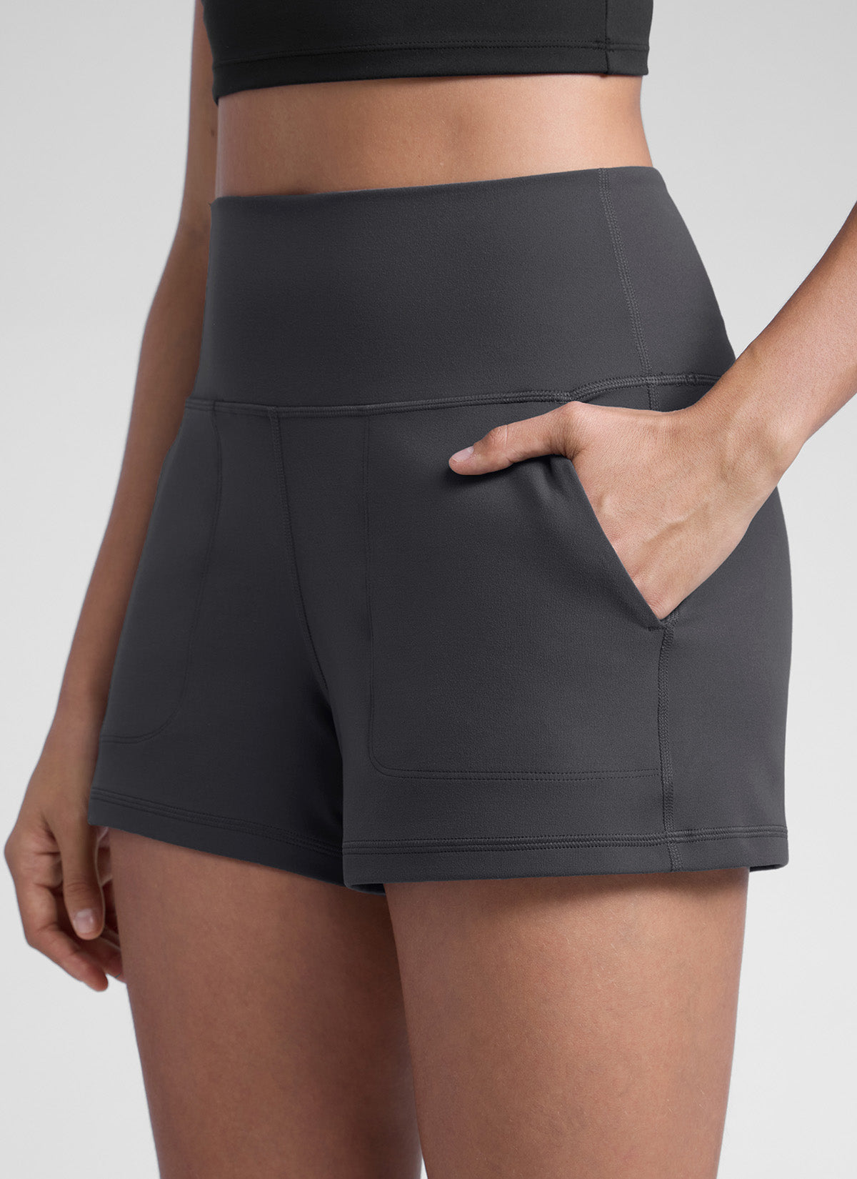 CRZ YOGA Dame Butterlift Høytsittende Shorts med Lommer Uten Innerbukse Mysterious Grey @model_info:D
