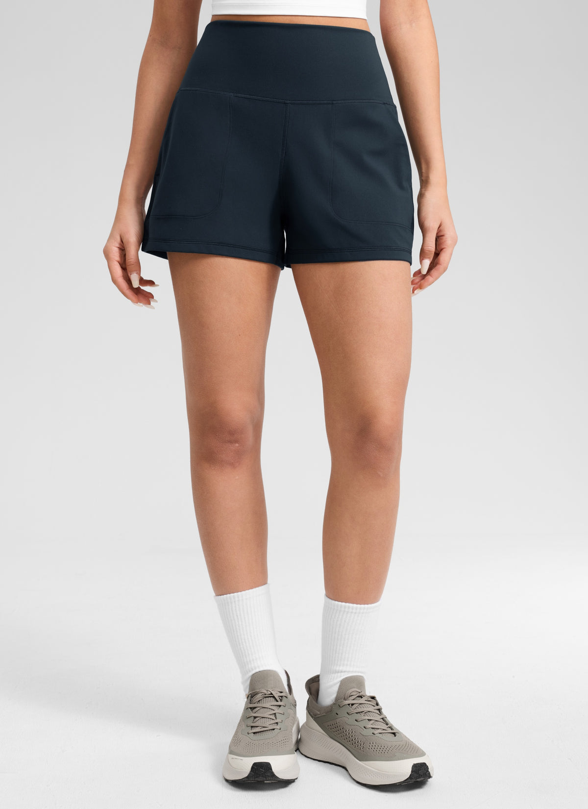 CRZ YOGA Butterlift shorts med høyt liv og lommer uten fôr for kvinner True Navy @model_info:Anano