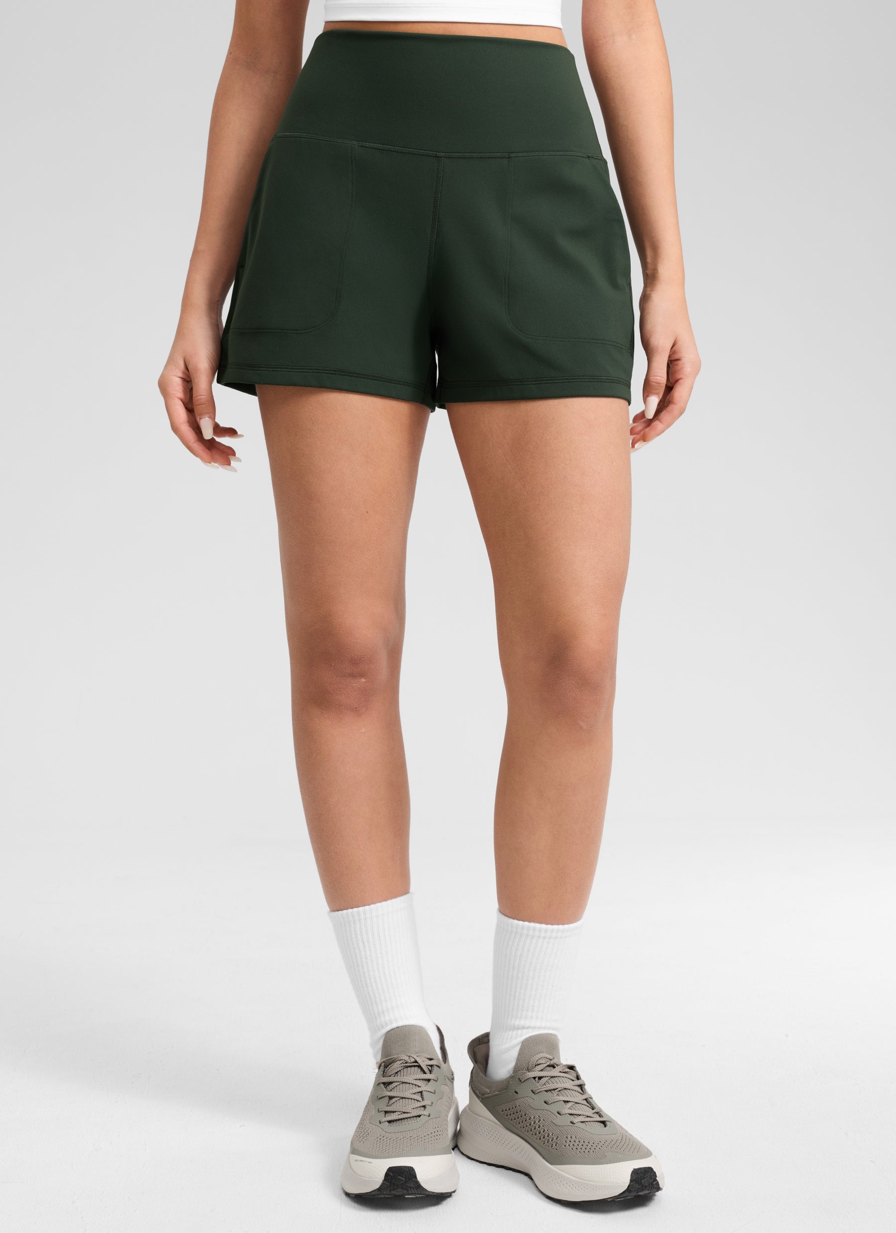 CRZ YOGA Butterlift shorts med høyt liv og lommer uten fôr for kvinner Legend Green @model_info:Anano