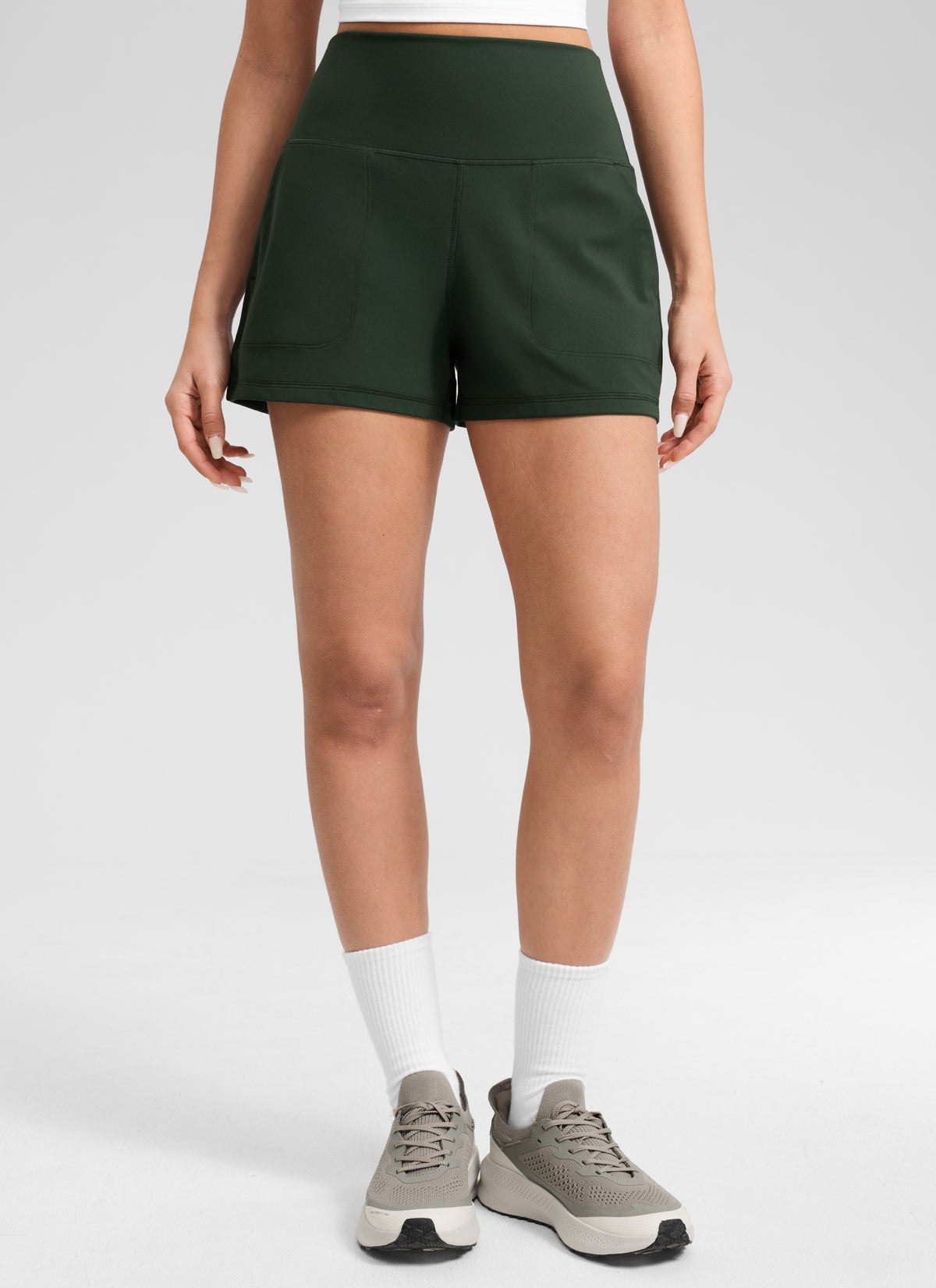 CRZ YOGA Butterlift shorts med høyt liv og lommer uten fôr for kvinner Legend Green @model_info:Anano