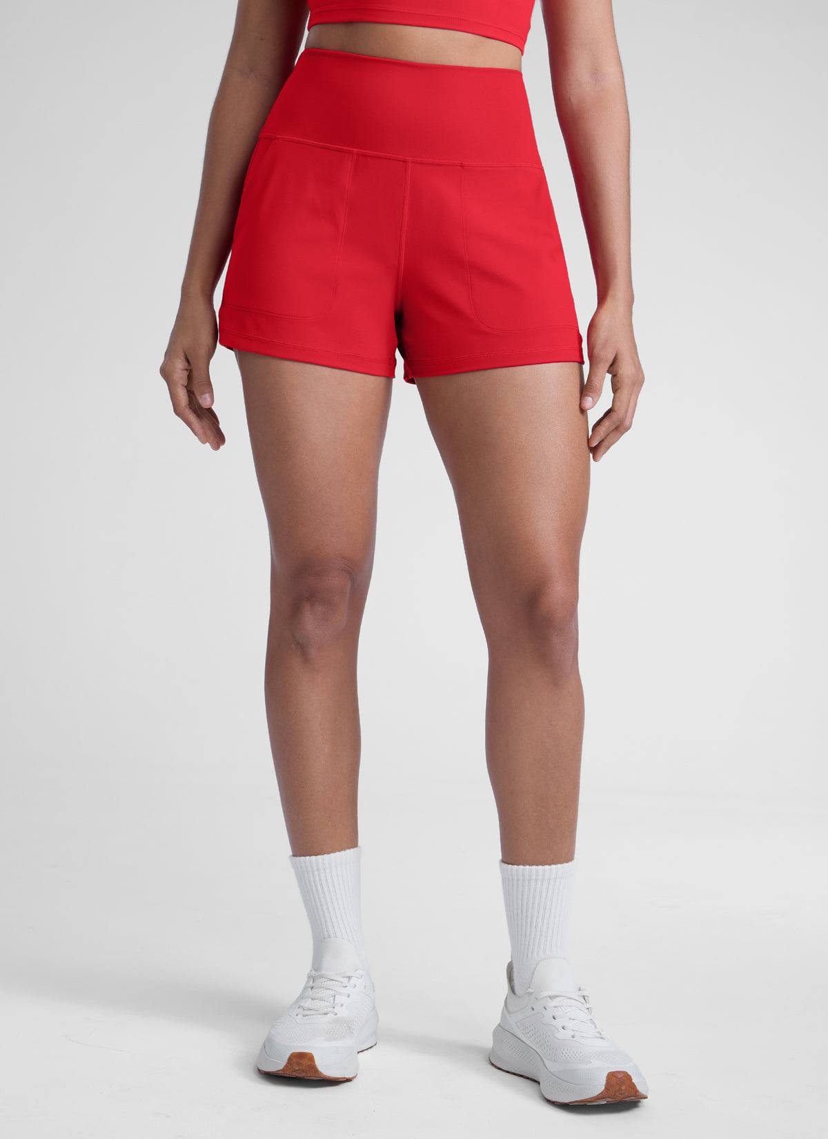 CRZ YOGA Dame Butterlift Høytsittende Shorts med Lommer Uten Innerbukse Aurora Red @model_info:Dany