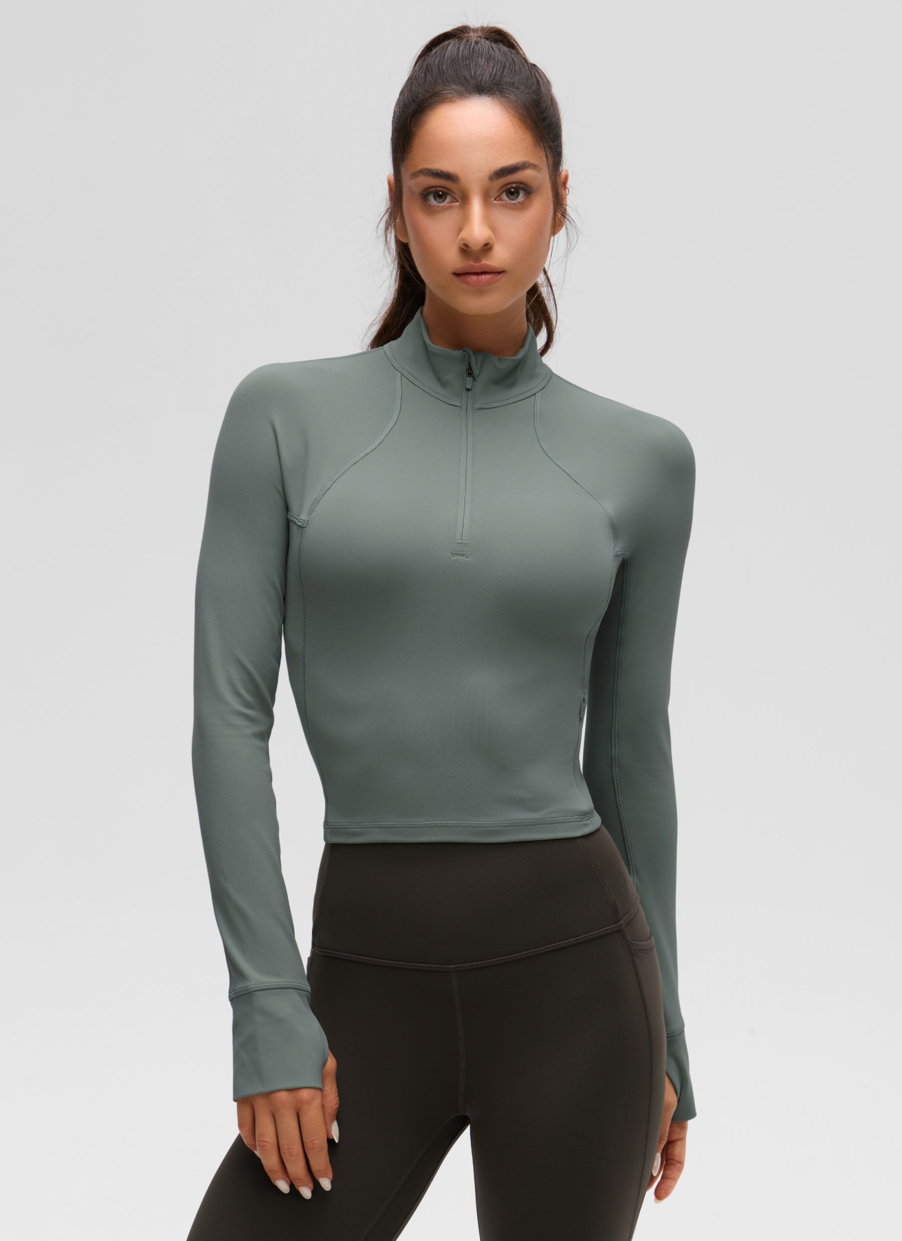 Camiseta de yoga de corte entallado Butterluxe con media cremallera y manga larga para mujer Verde salvia @model_info:I