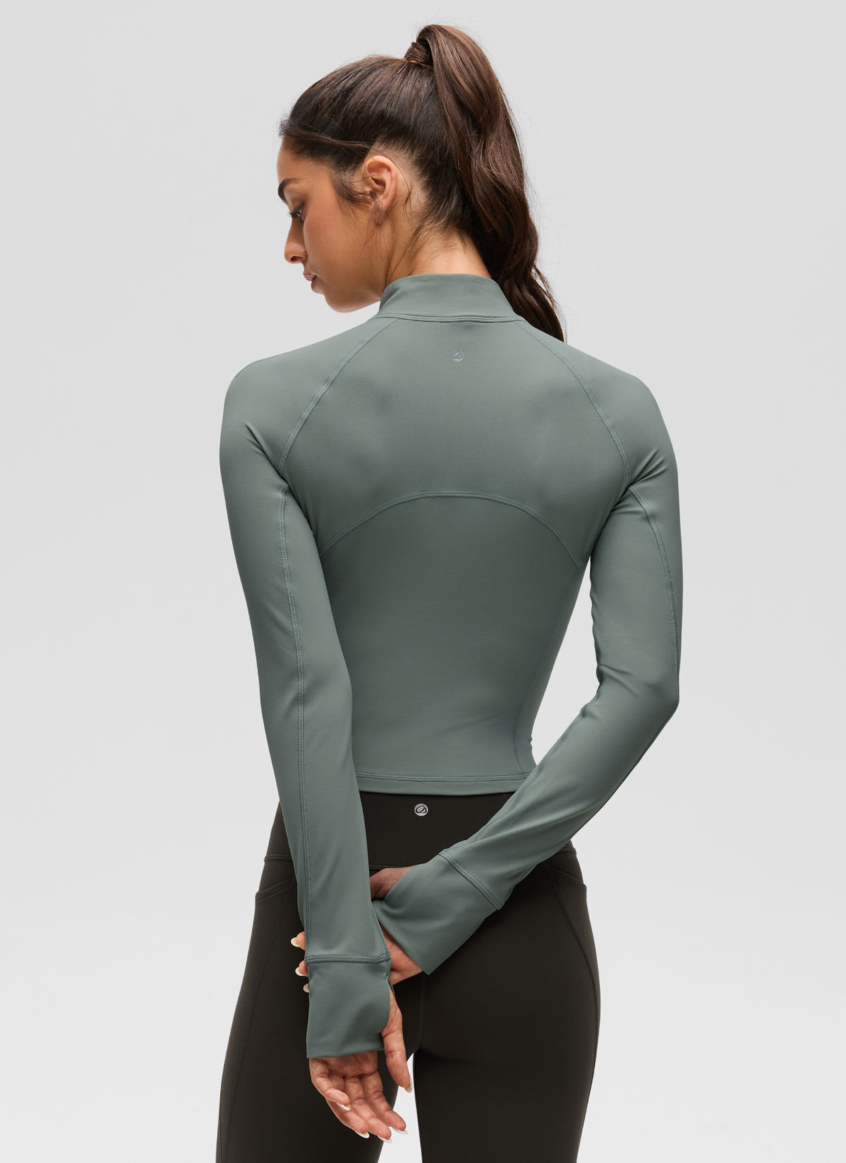 Camiseta de yoga de corte entallado Butterluxe con media cremallera y manga larga para mujer Verde salvia @model_info:I