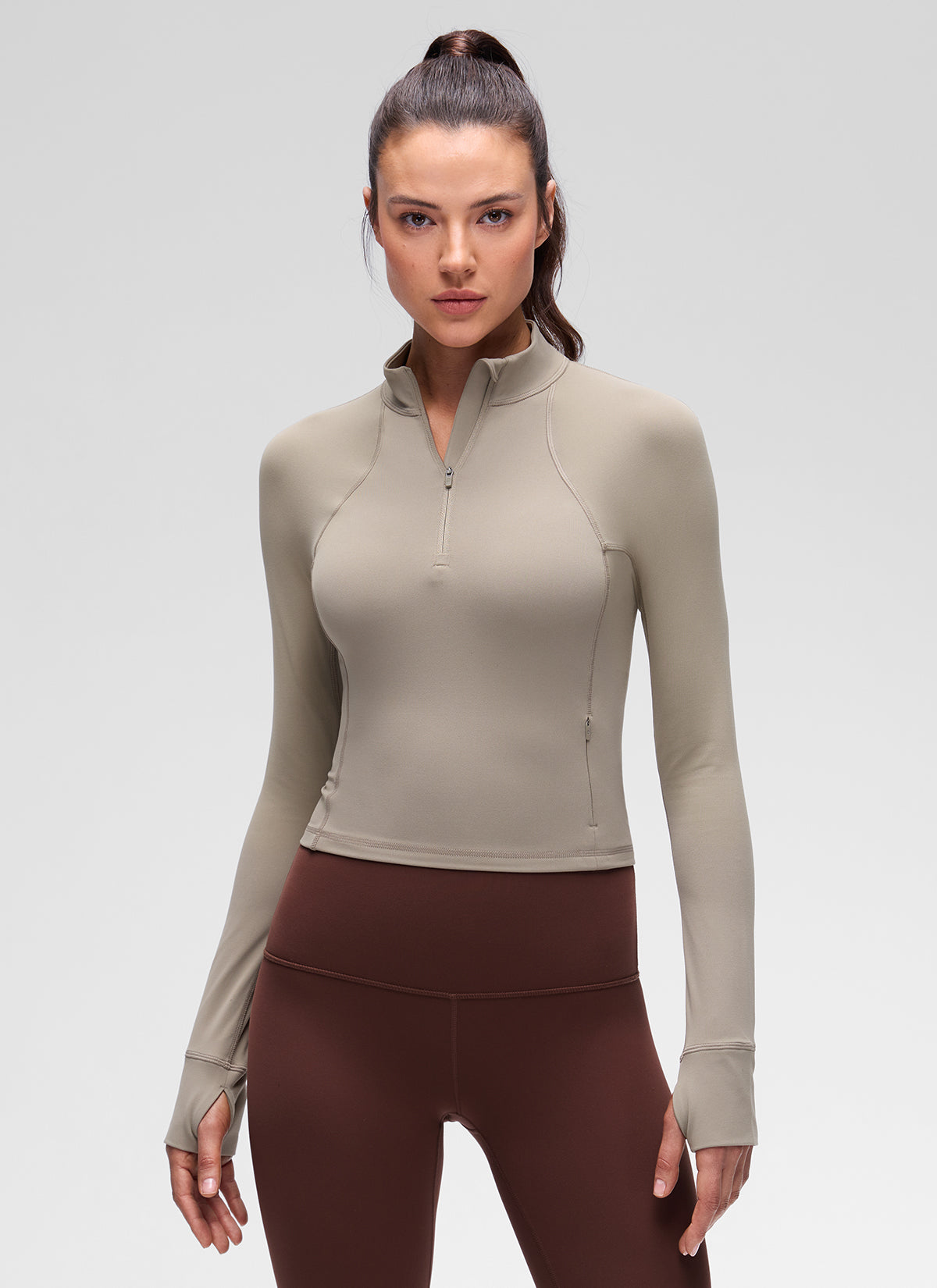 CRZ YOGA Parte Superior de Yoga de Corte Ajustado para Mujer Butterluxe con Media Cremallera y Manga Larga Gris Ceniza Cálido @model_info:Kseniia