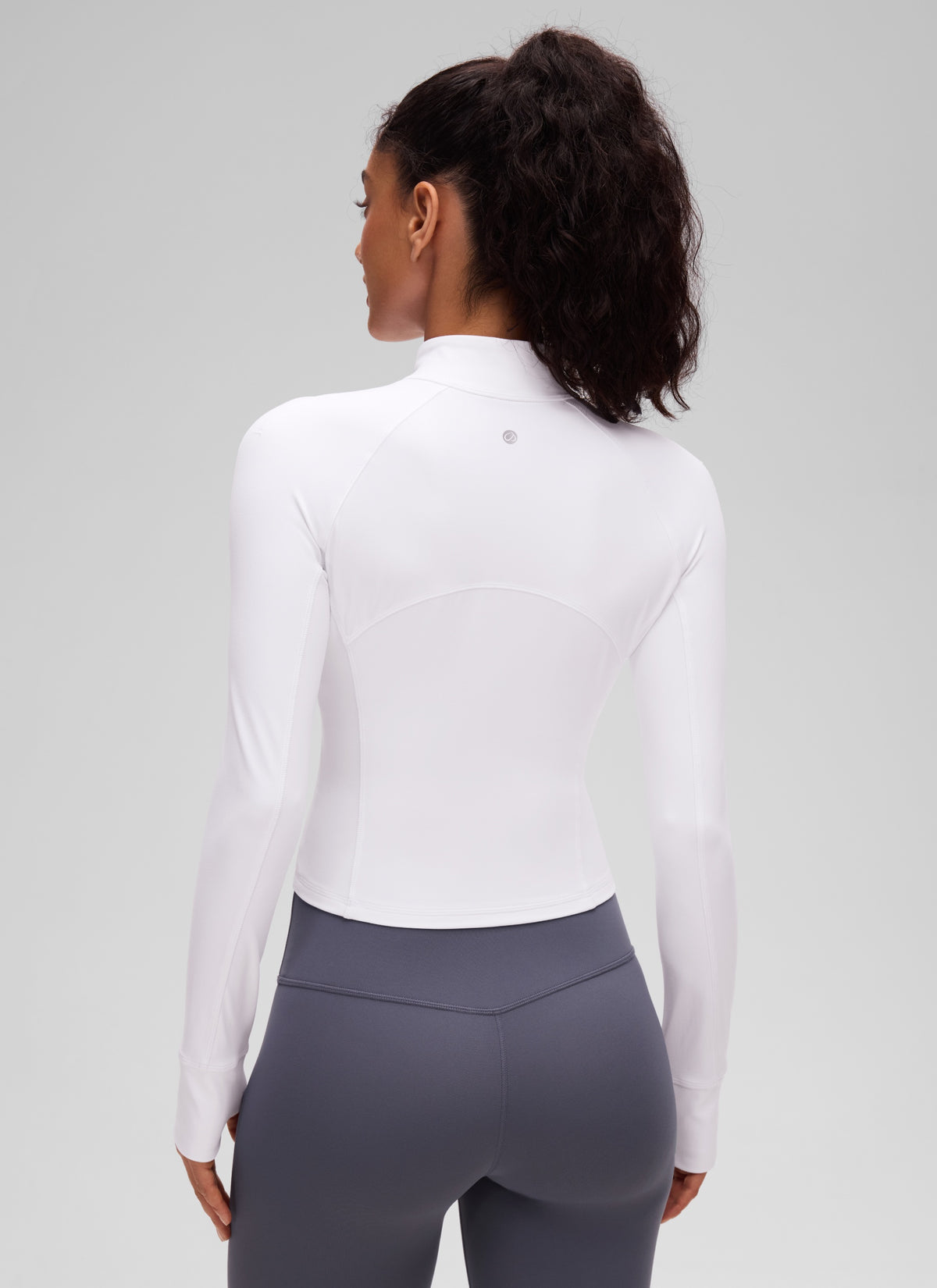 Camiseta de yoga de corte entallado Butterluxe con media cremallera y manga larga para mujer Blanco @model_info:Larissa